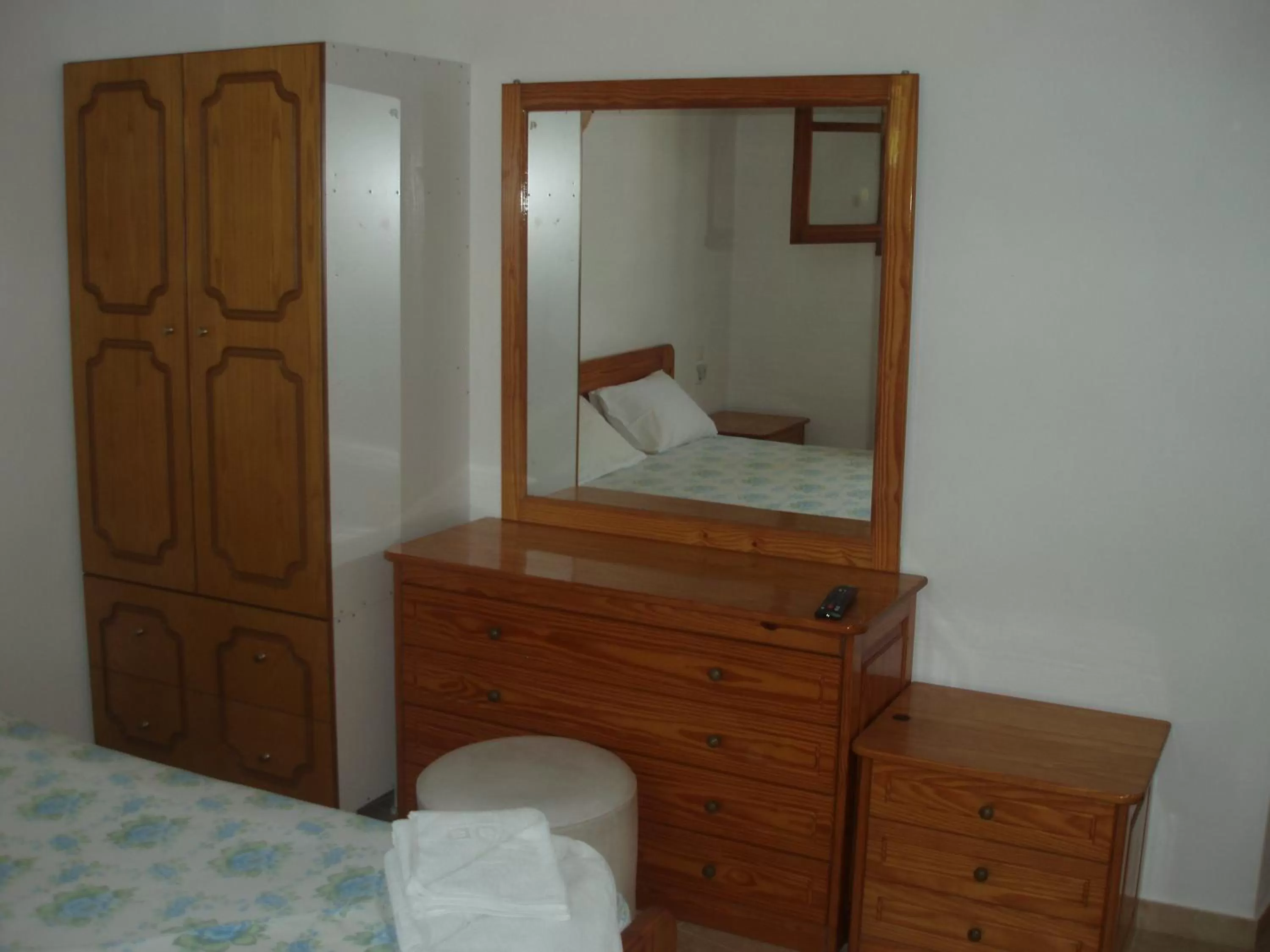 Photo of the whole room, Bed in skiathos studios HL