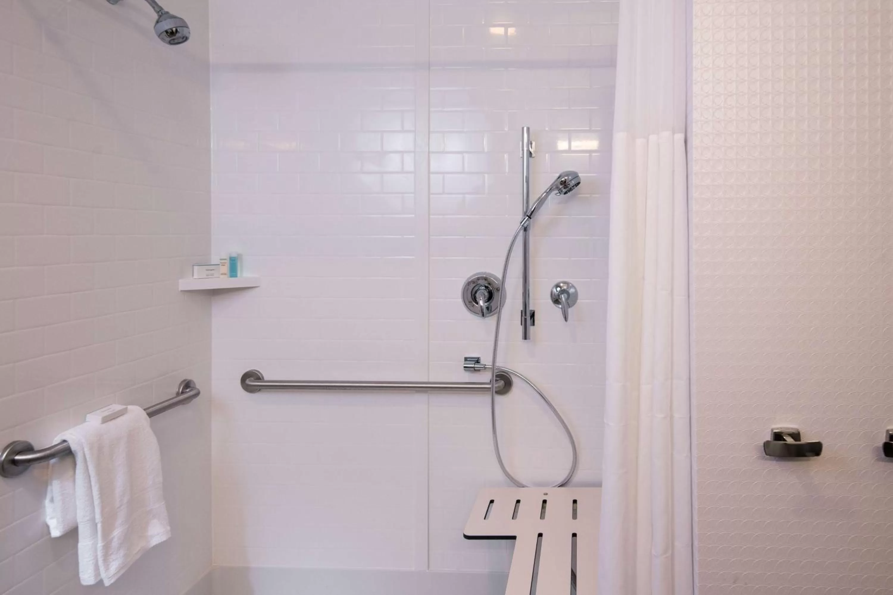 Bathroom in Hampton Inn and Suites at Wisconsin Dells Lake Delton