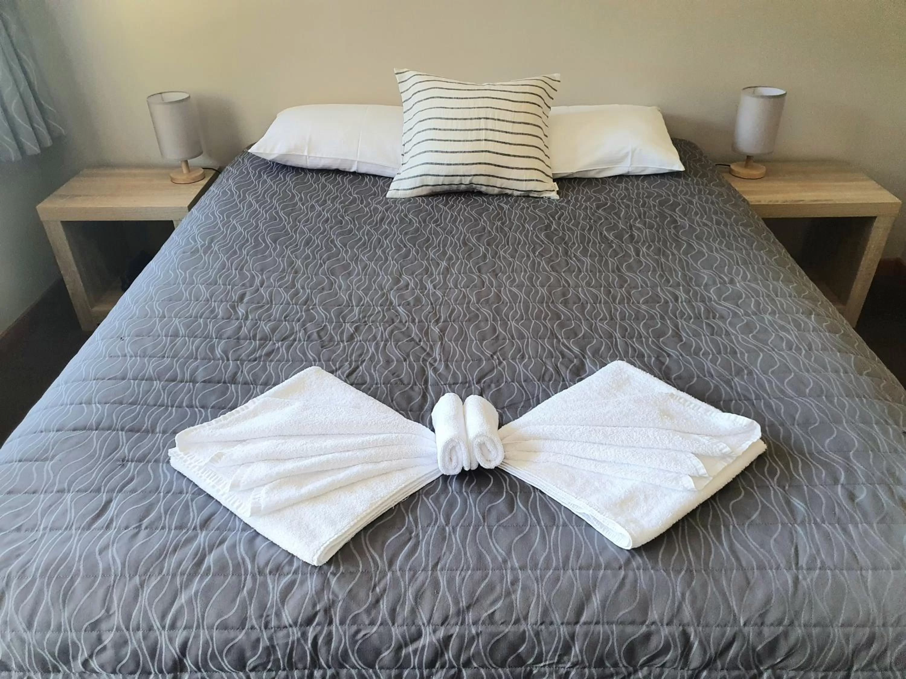 Bedroom, Bed in Bay Vista Waterfront Motel