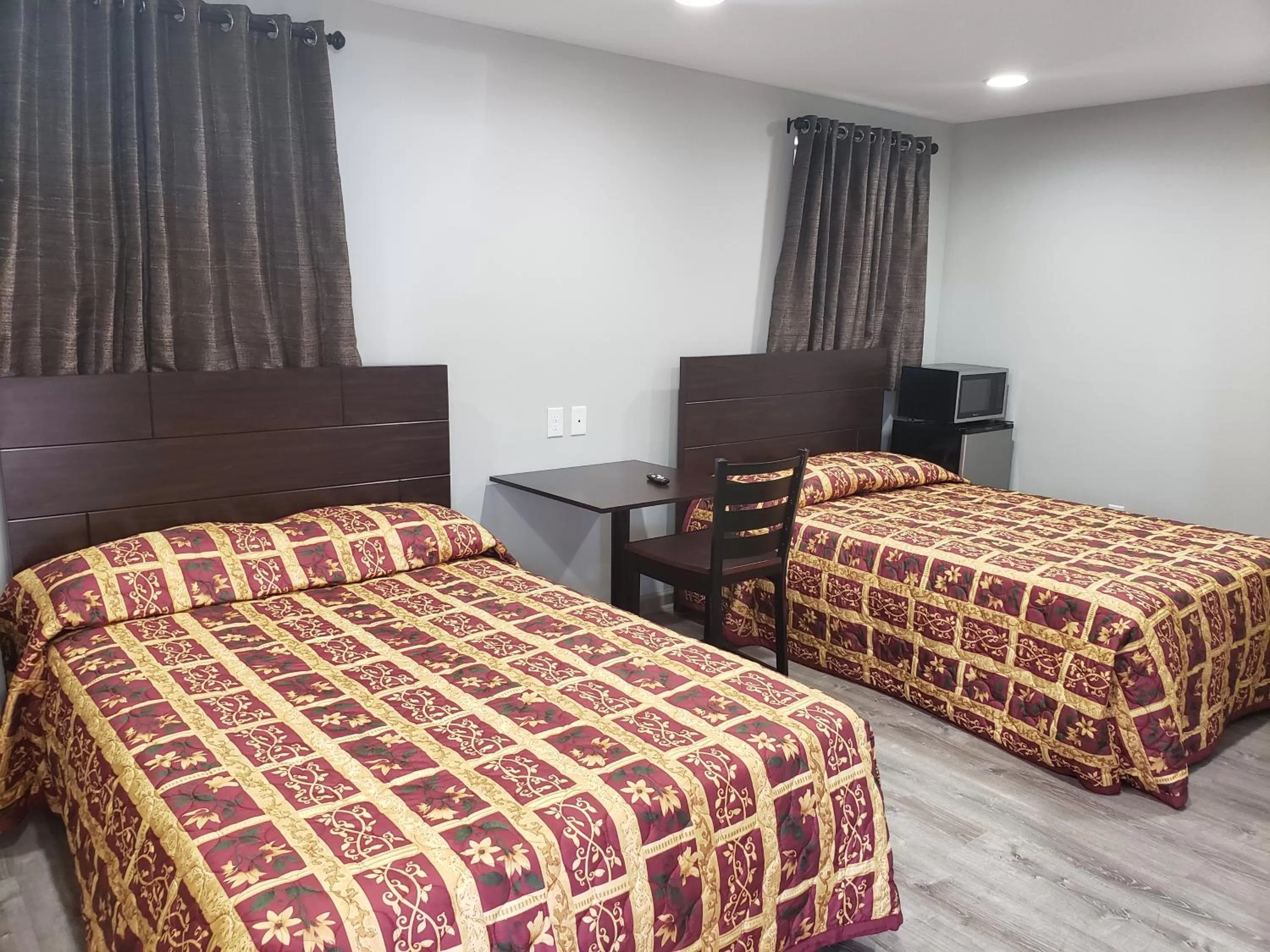 Bed in Budget Inn & Suites Baton Rouge