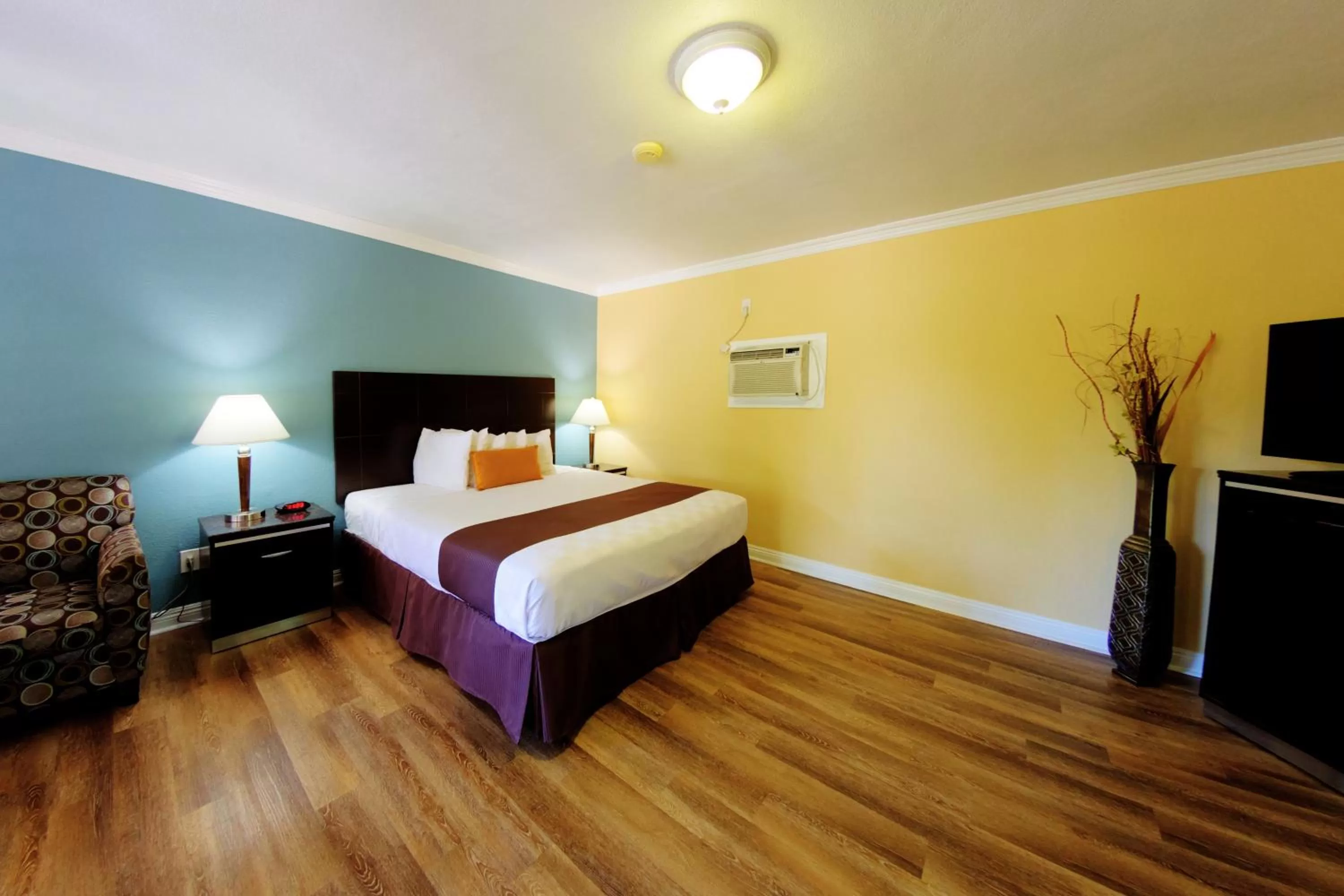 Photo of the whole room, Bed in Palm Tropics Motel