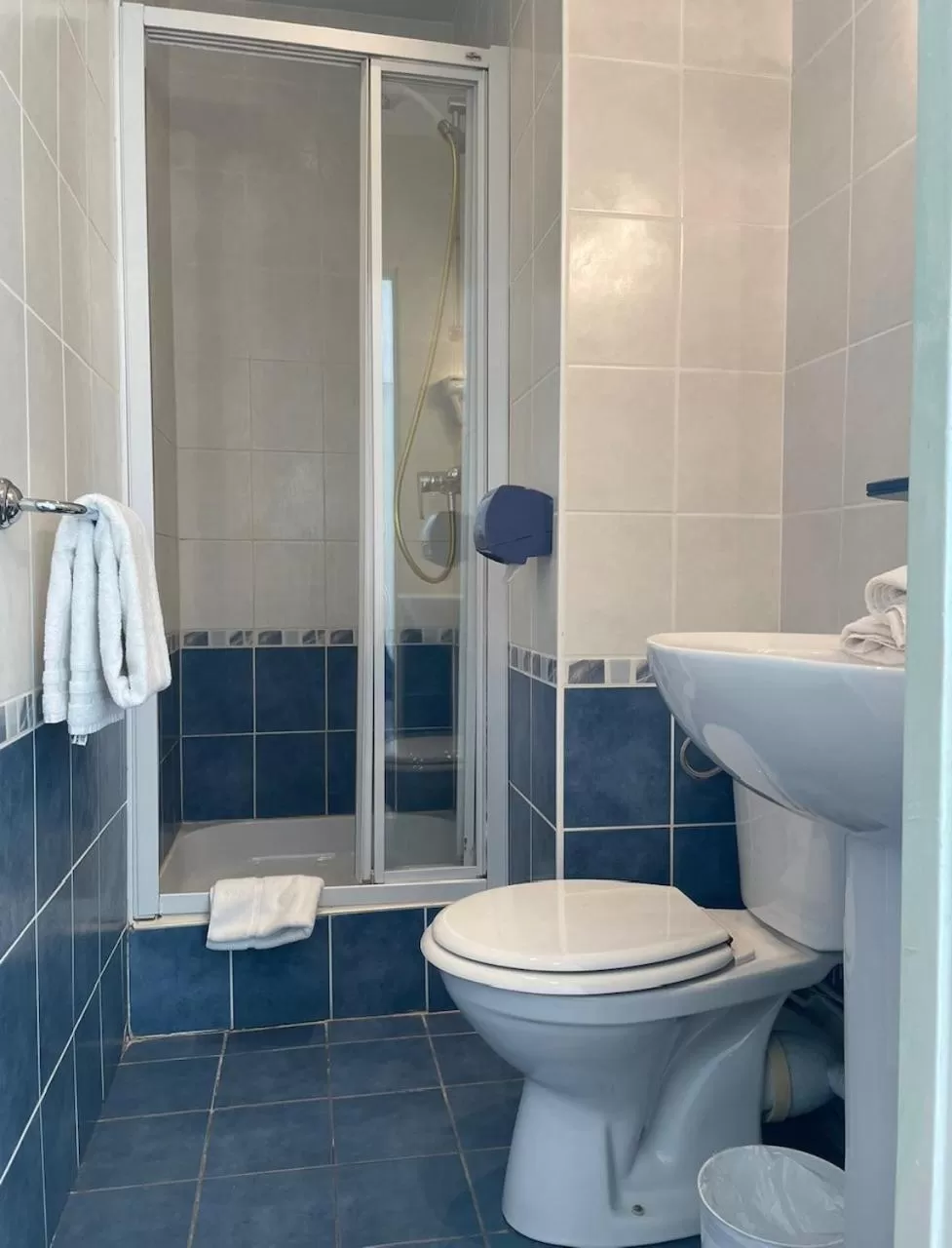 Bathroom in Hôtel Le Thurot- Dijon Centre ville Gare