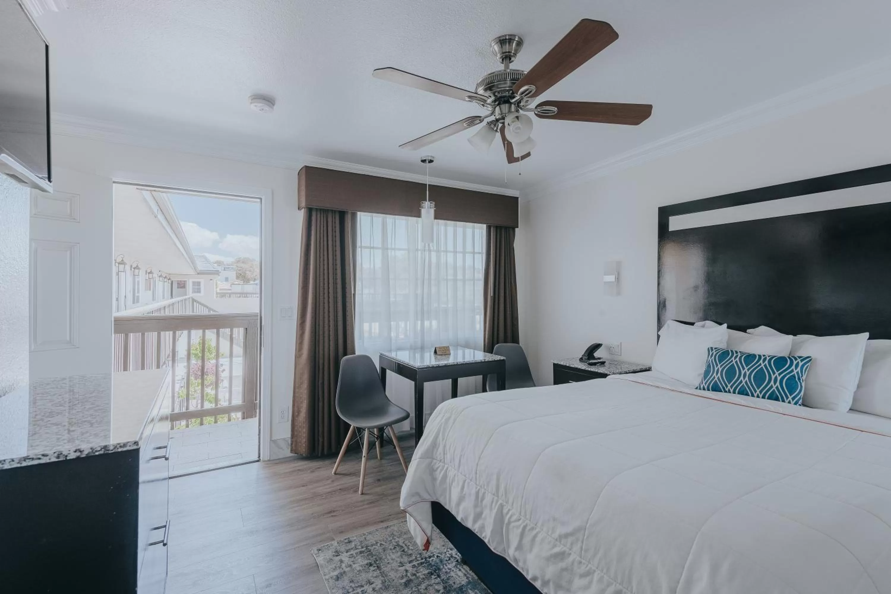 Photo of the whole room, Bed in Sea Air Inn & Suites - Downtown - Restaurant Row