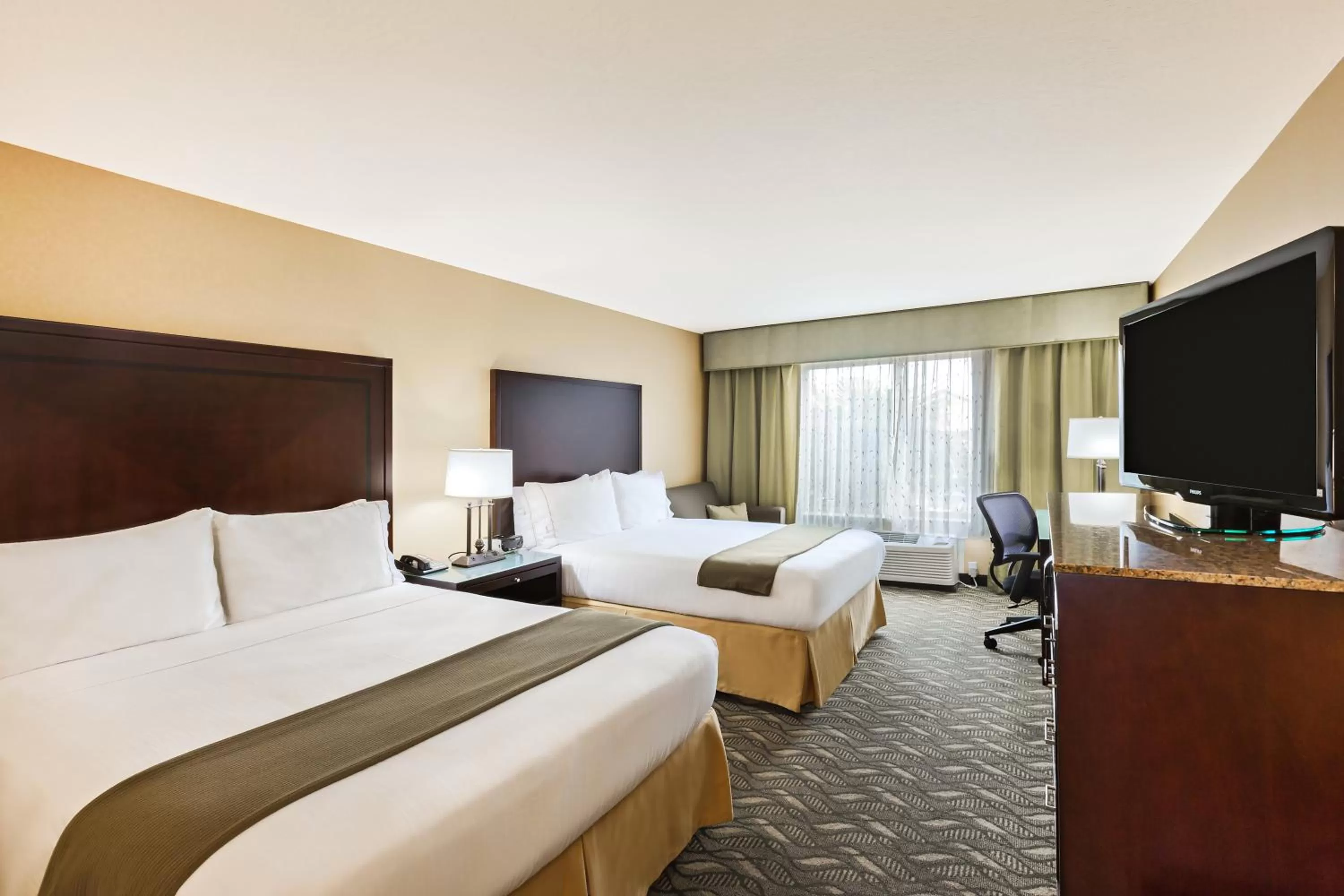Photo of the whole room, Bed in Holiday Inn Express Hotel & Suites San Jose-Morgan Hill by IHG