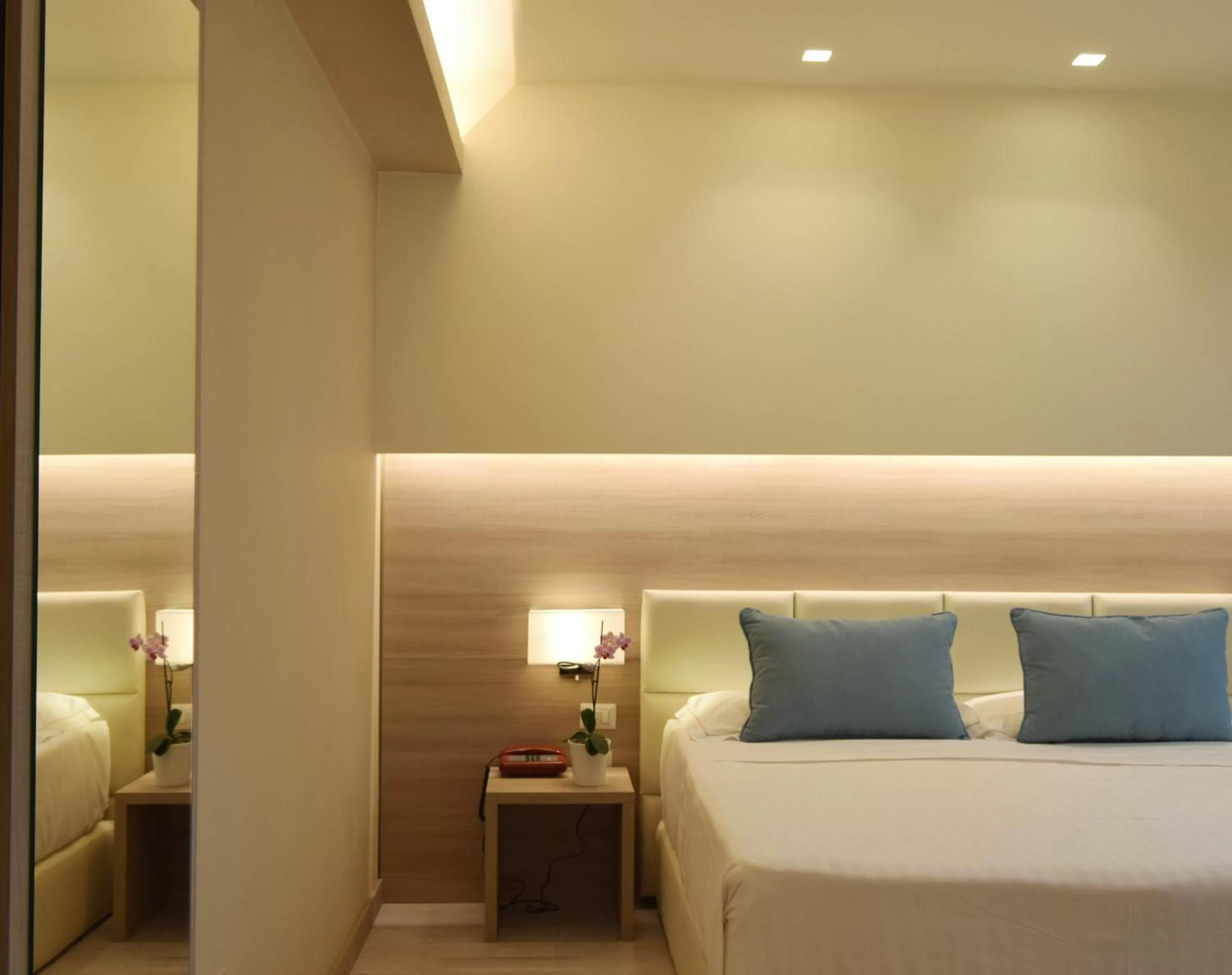 Photo of the whole room, Bed in Hotel Continental