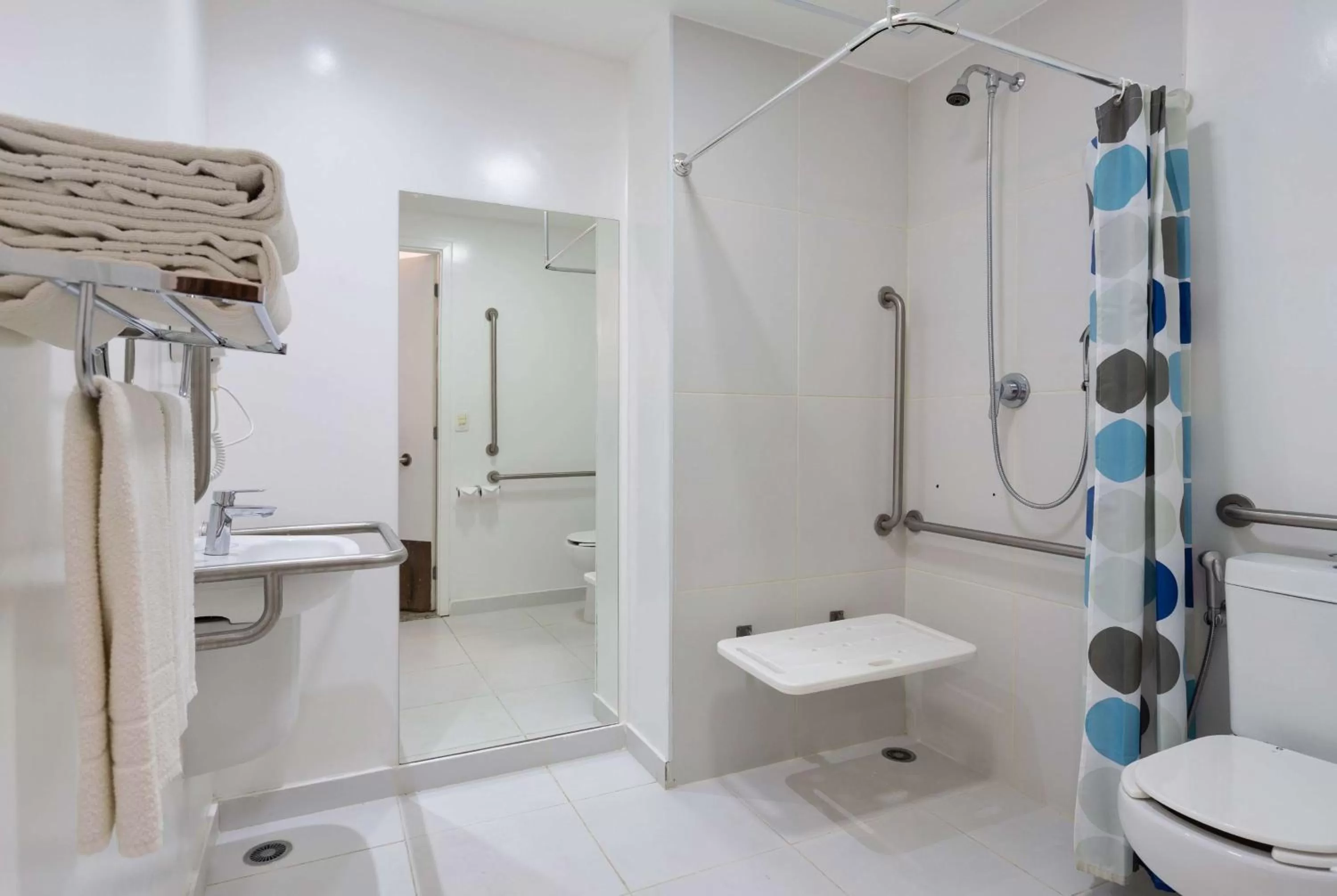 Shower in Ramada Encore by Wyndham São Paulo Osasco
