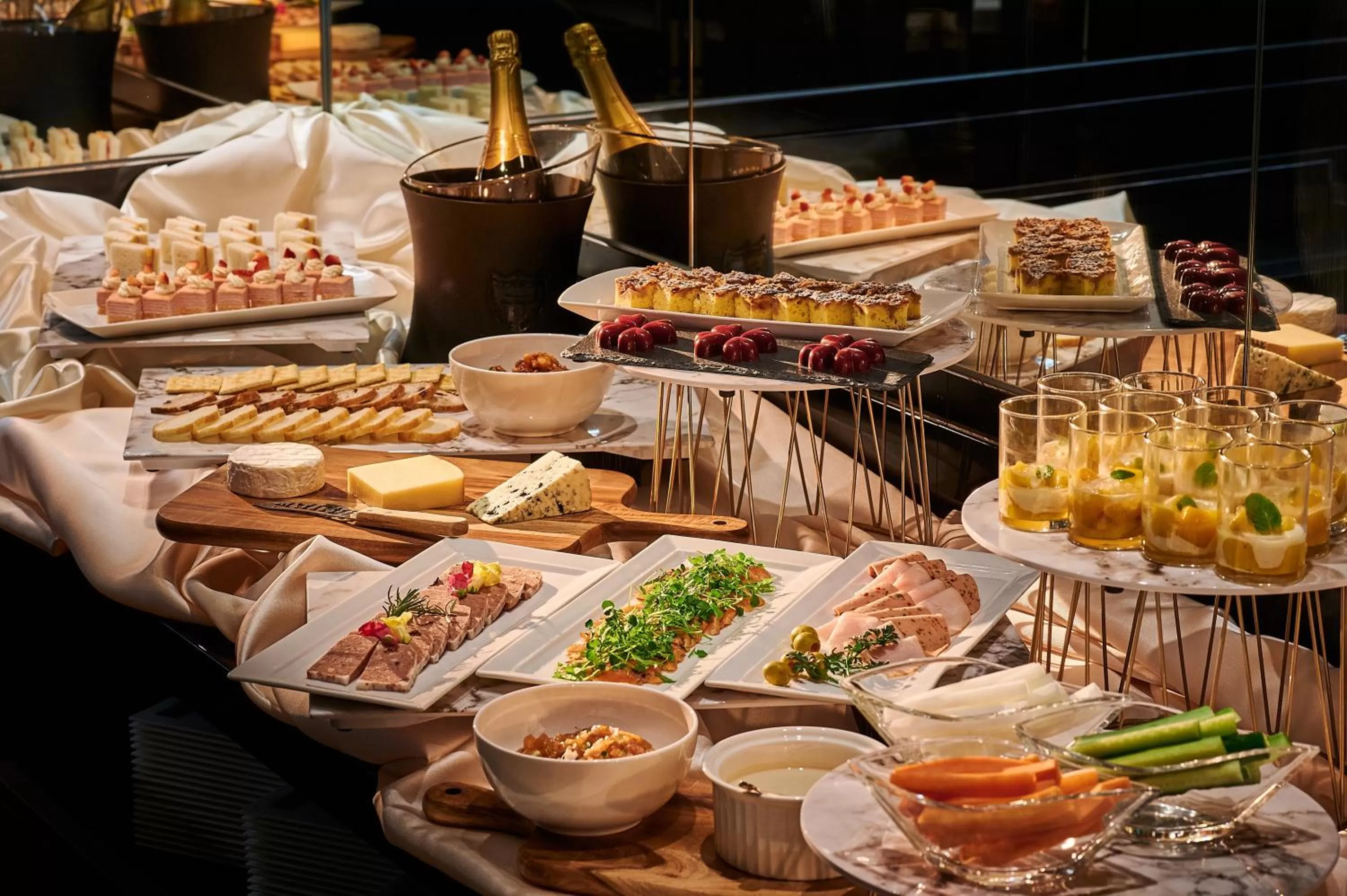 Lounge or bar in InterContinental Tokyo Bay by IHG