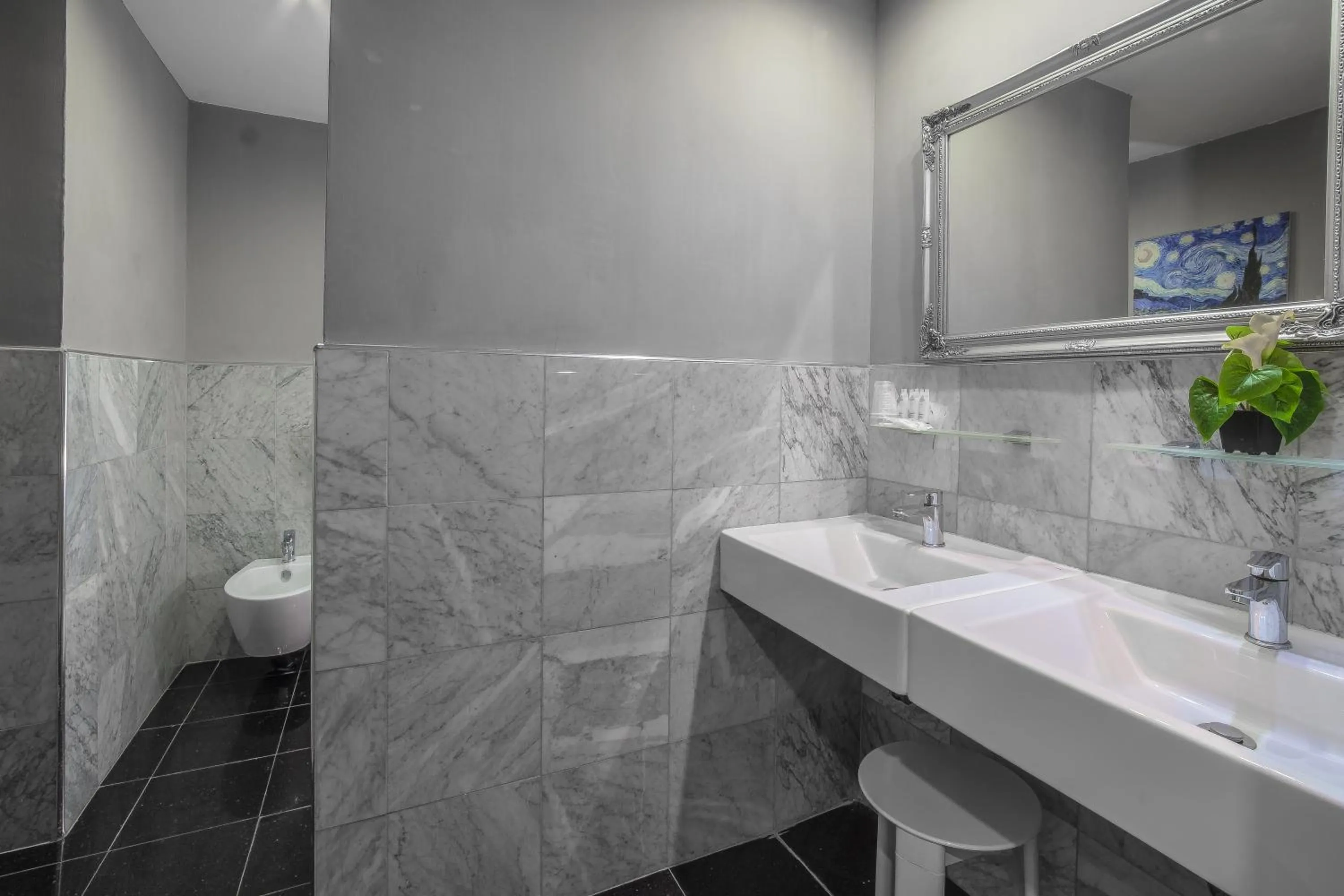 Bathroom in Canova Hotel