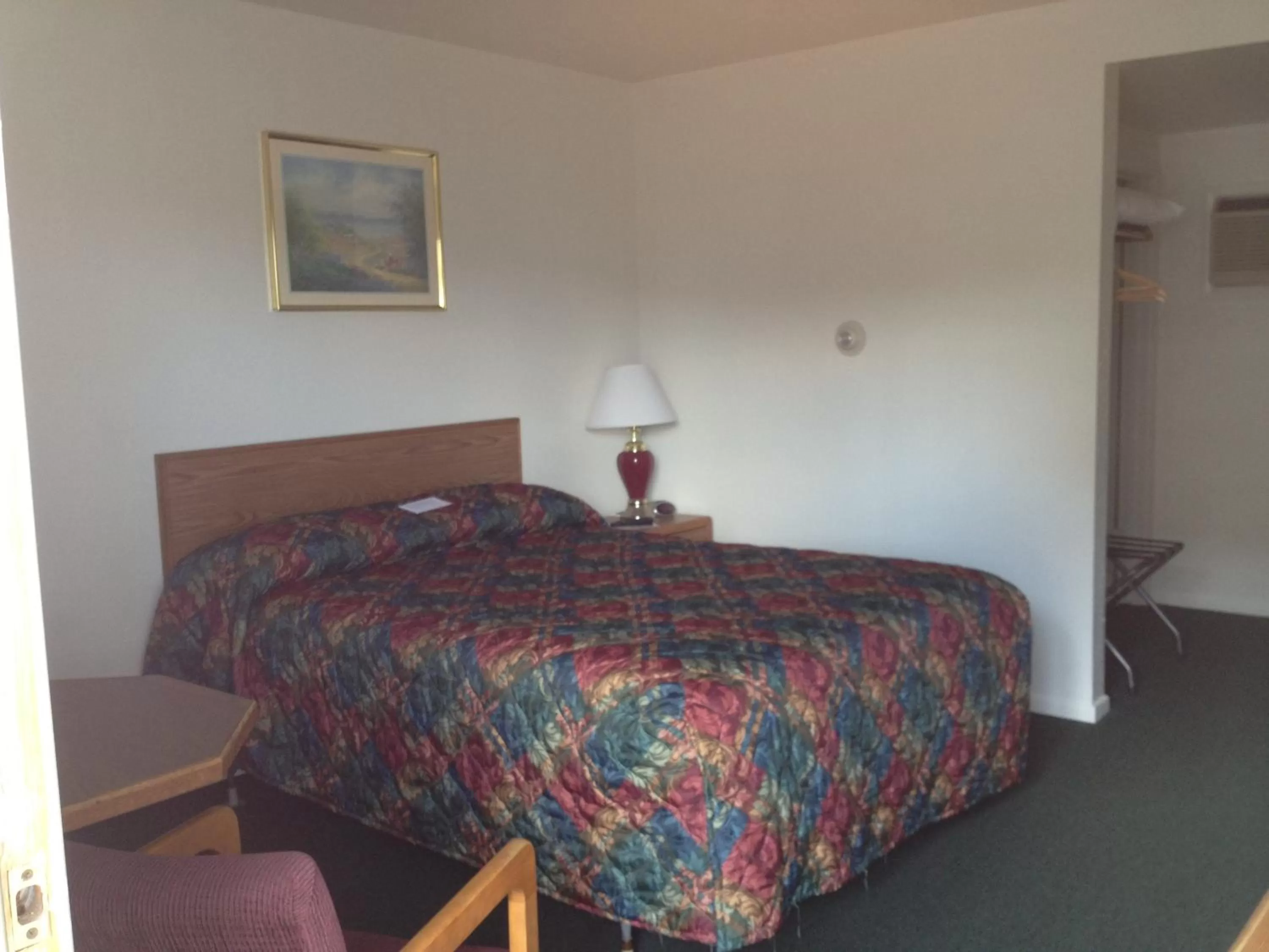 Bed in Town House Motel