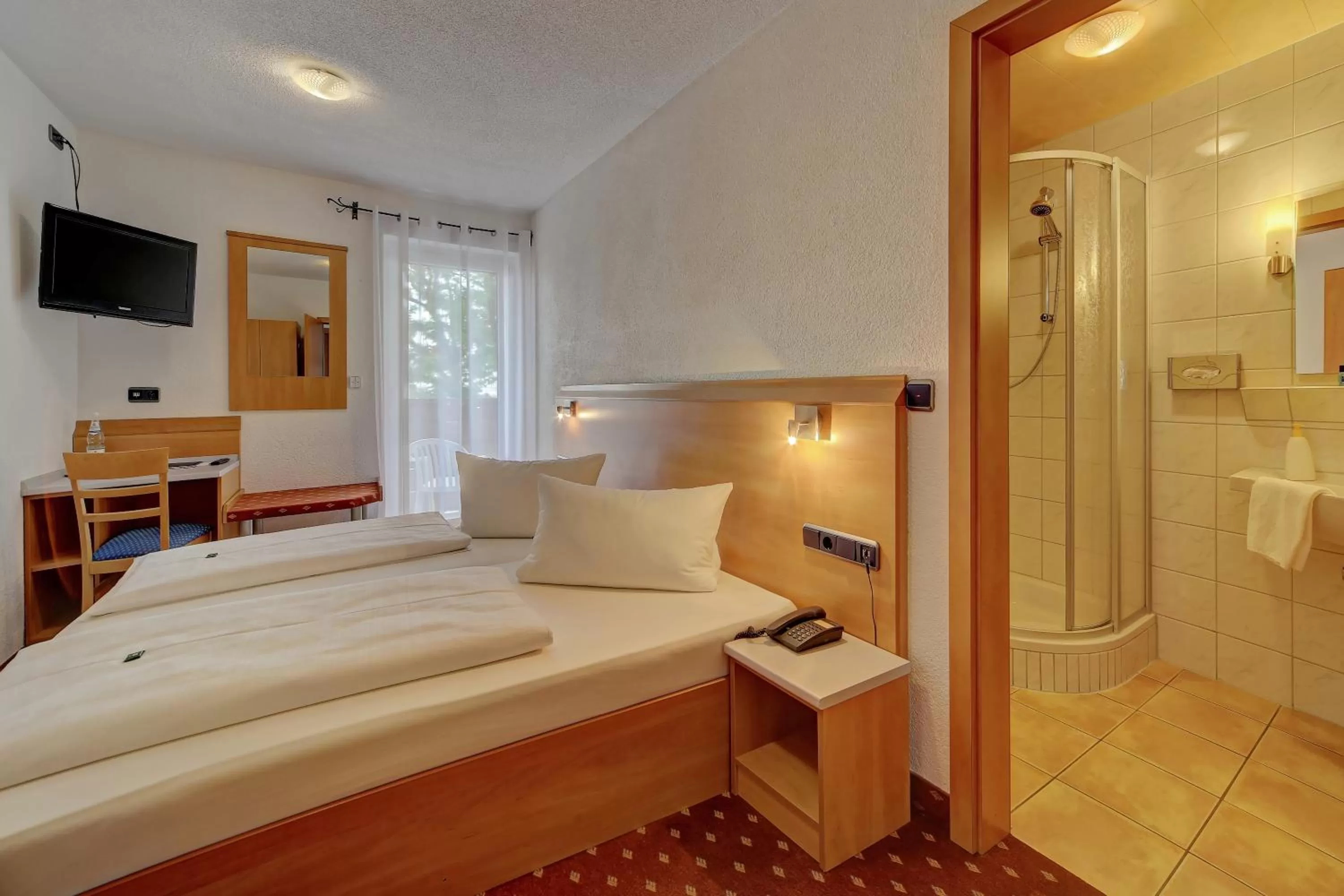 Shower, Bed in Hotel Post