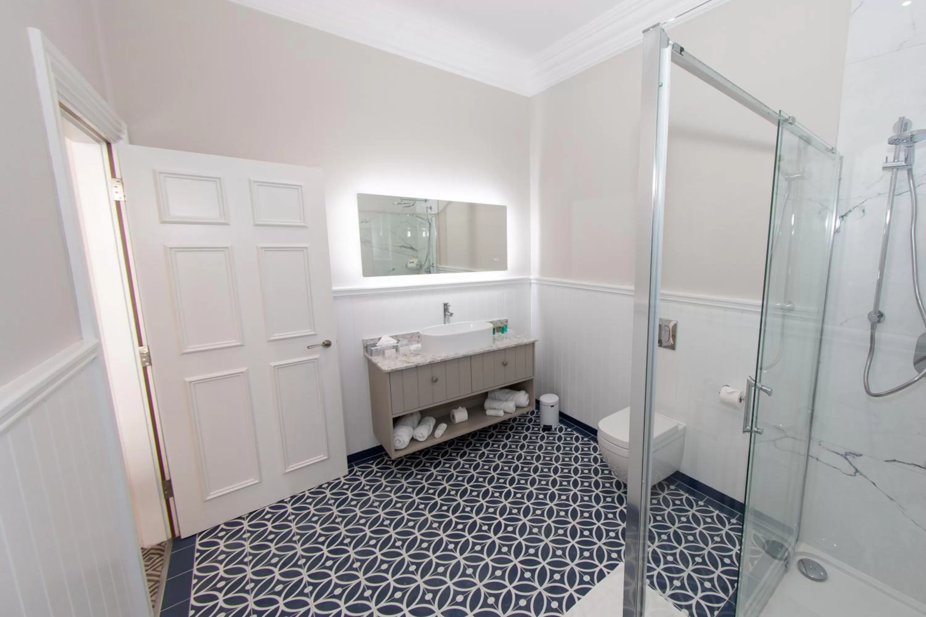 Shower in Commodore Hotel