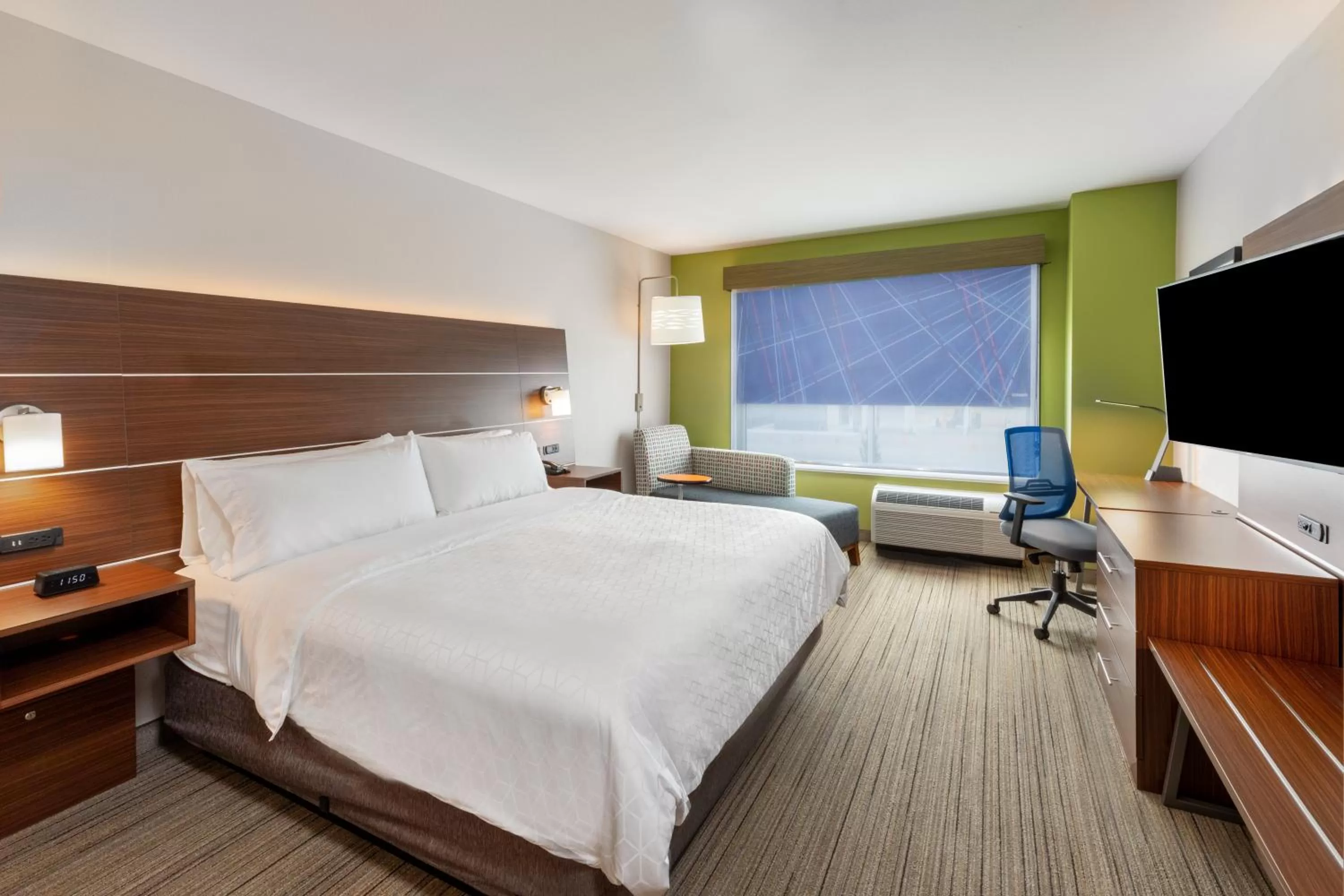 Bed in Holiday Inn Express & Suites - Parsons by IHG