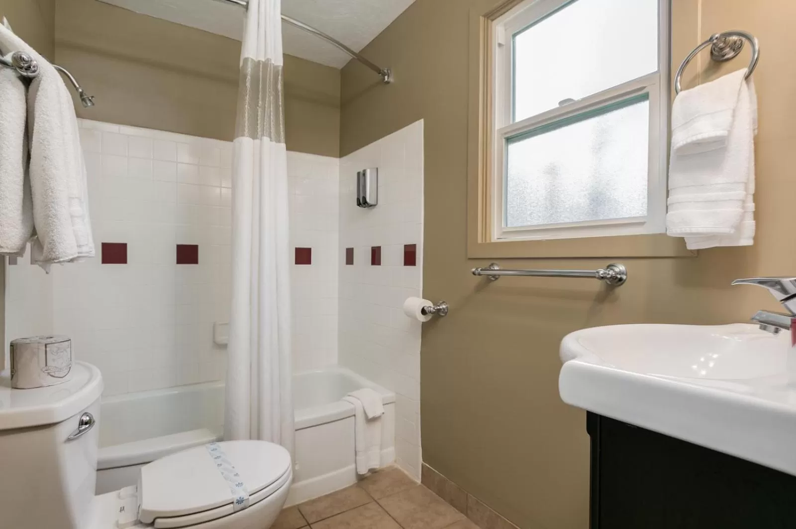 Bath in Courtesy Inn Downtown Eugene