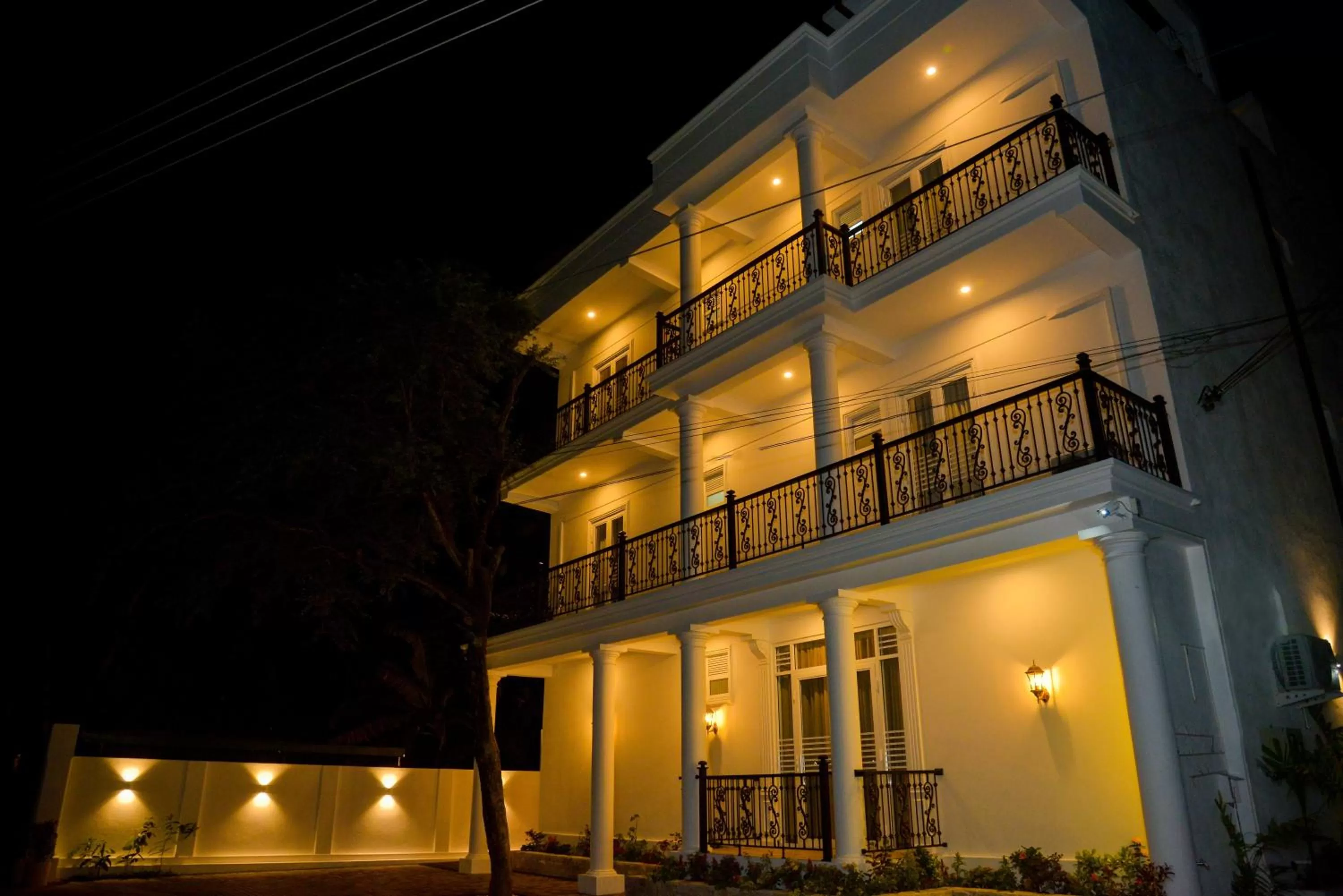Property building in Negombo New Queen's Palace