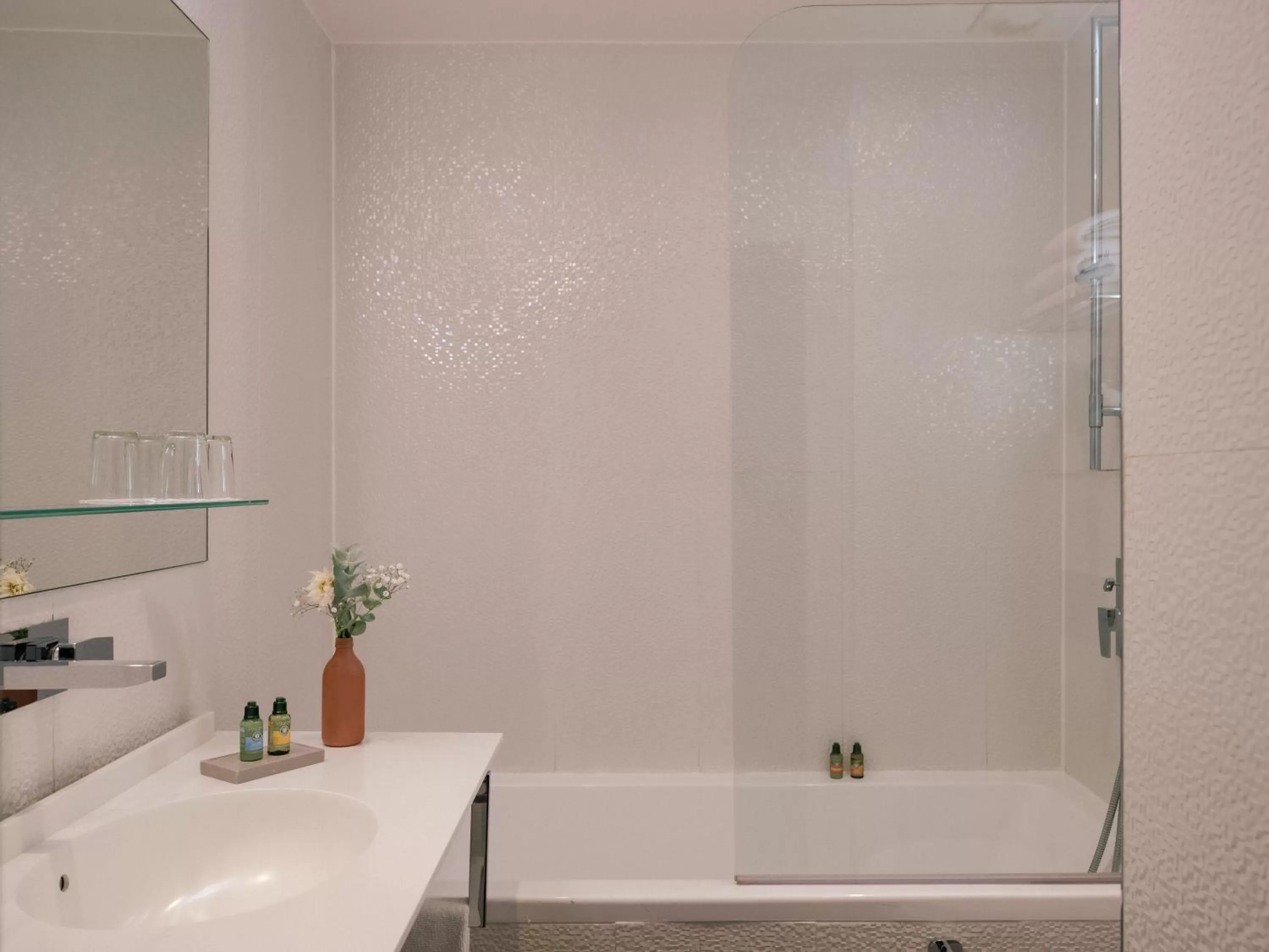 Bathroom in Legend Hôtel Paris