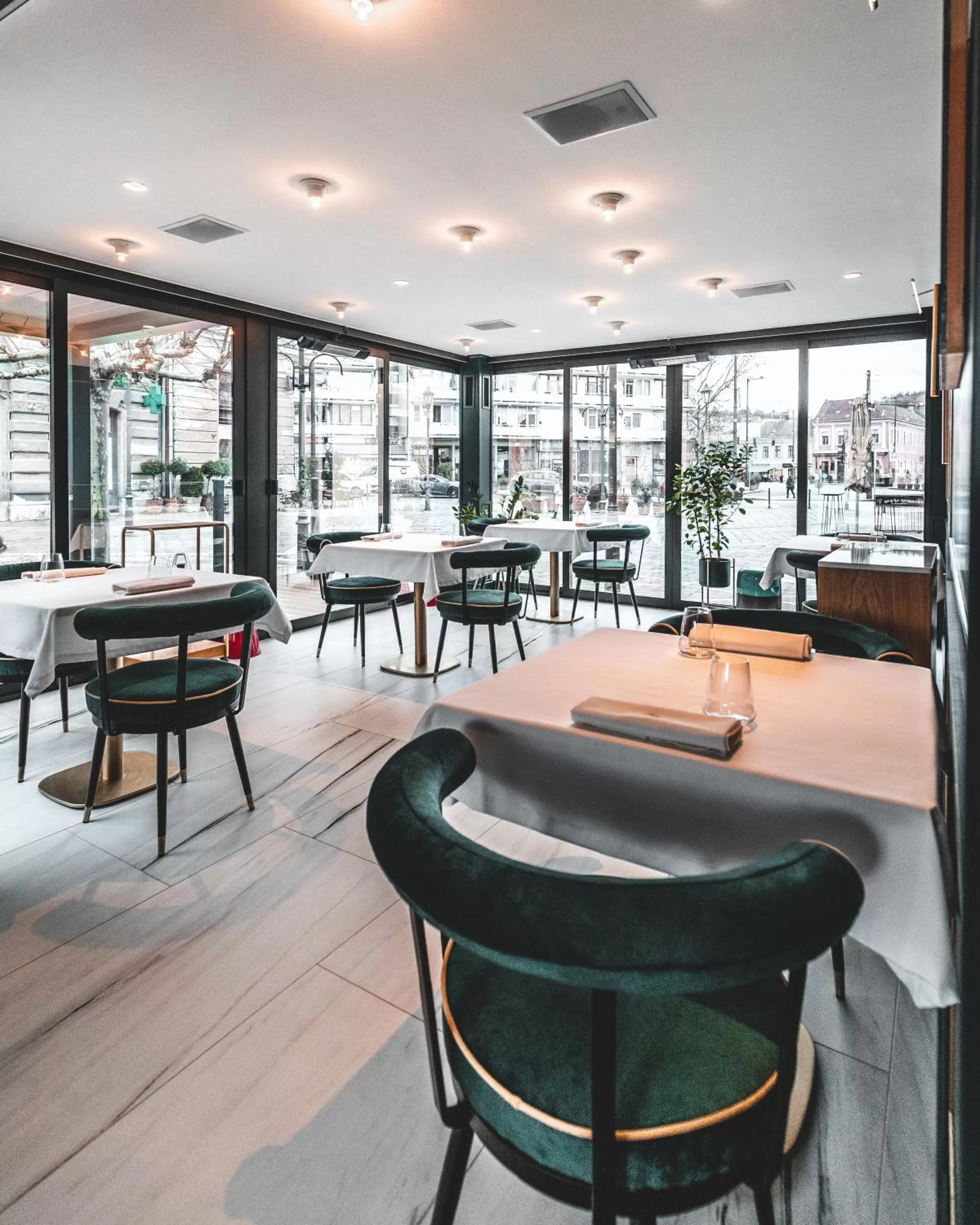 Restaurant/places to eat in Room42 - Suites & Apartments