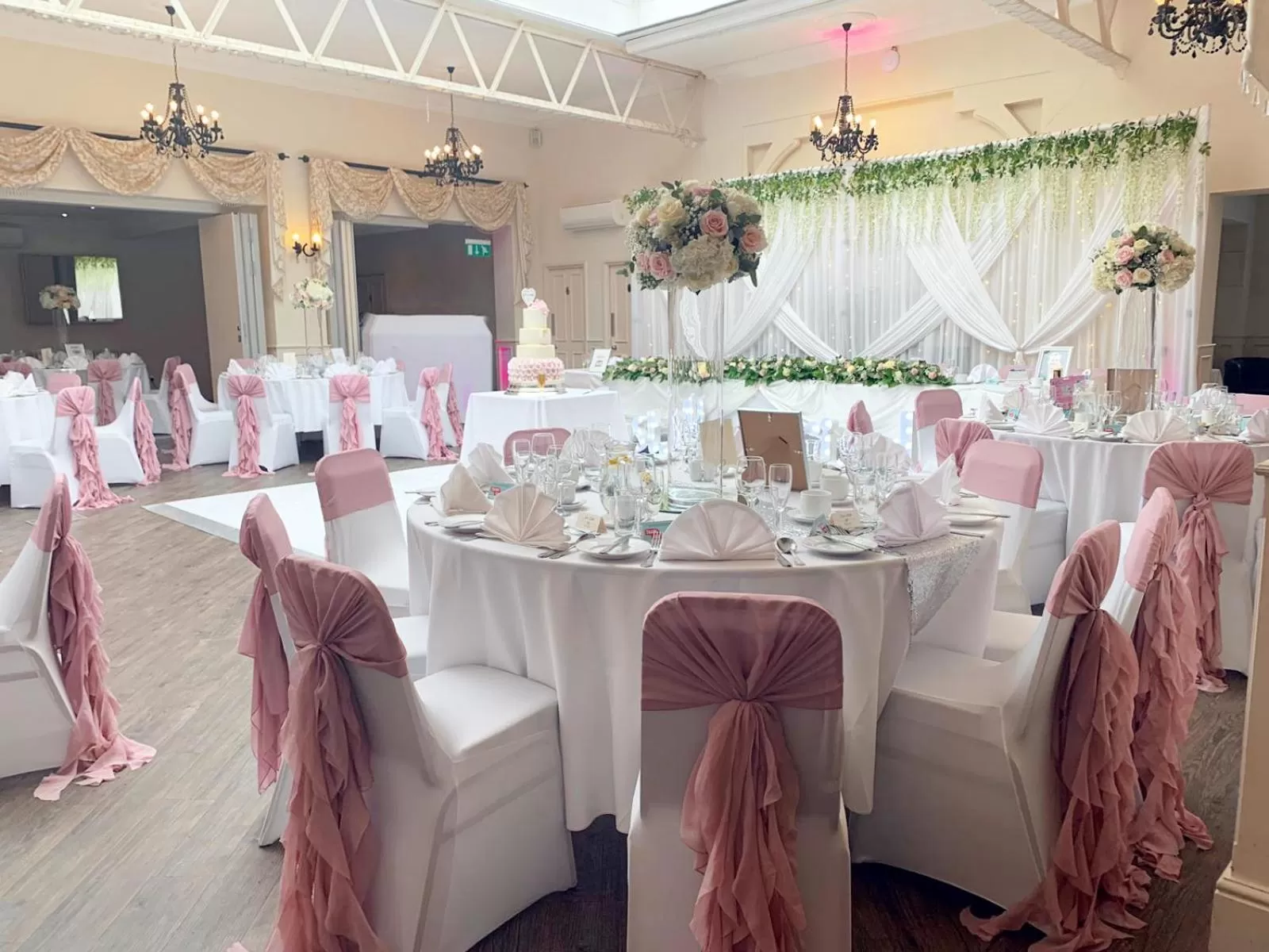 Restaurant/places to eat in De Rougemont Manor