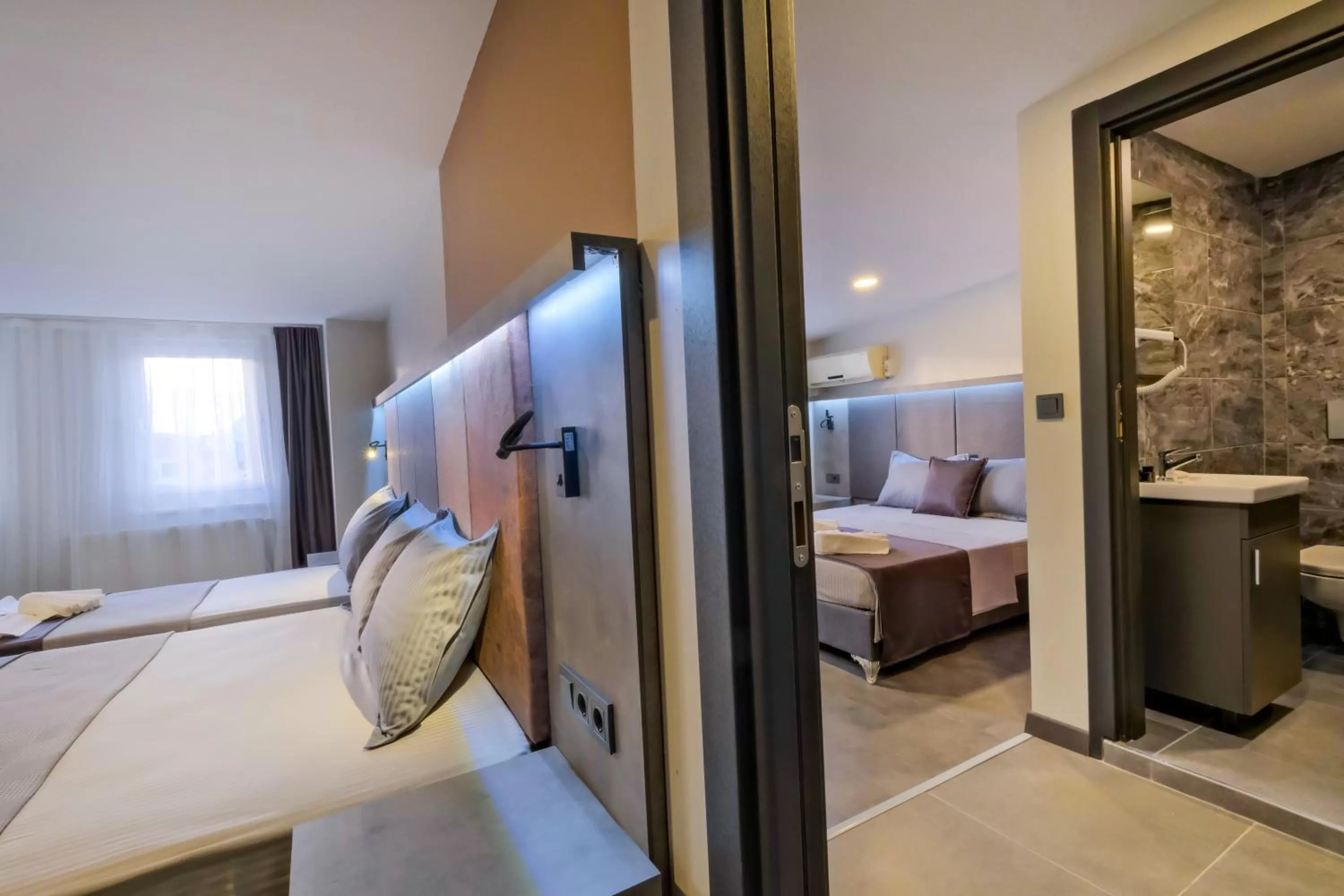 Photo of the whole room, Bed in The Queen Hotel