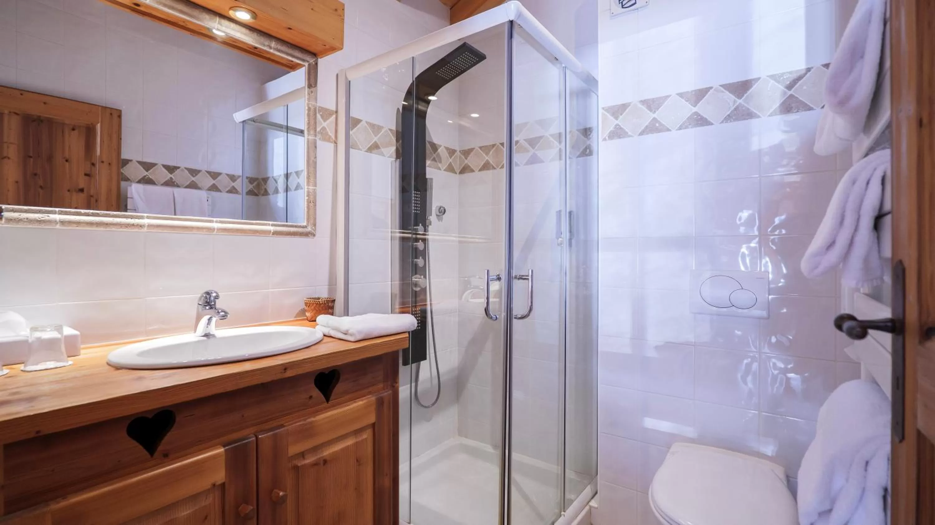 Shower in Hôtel Le Labrador