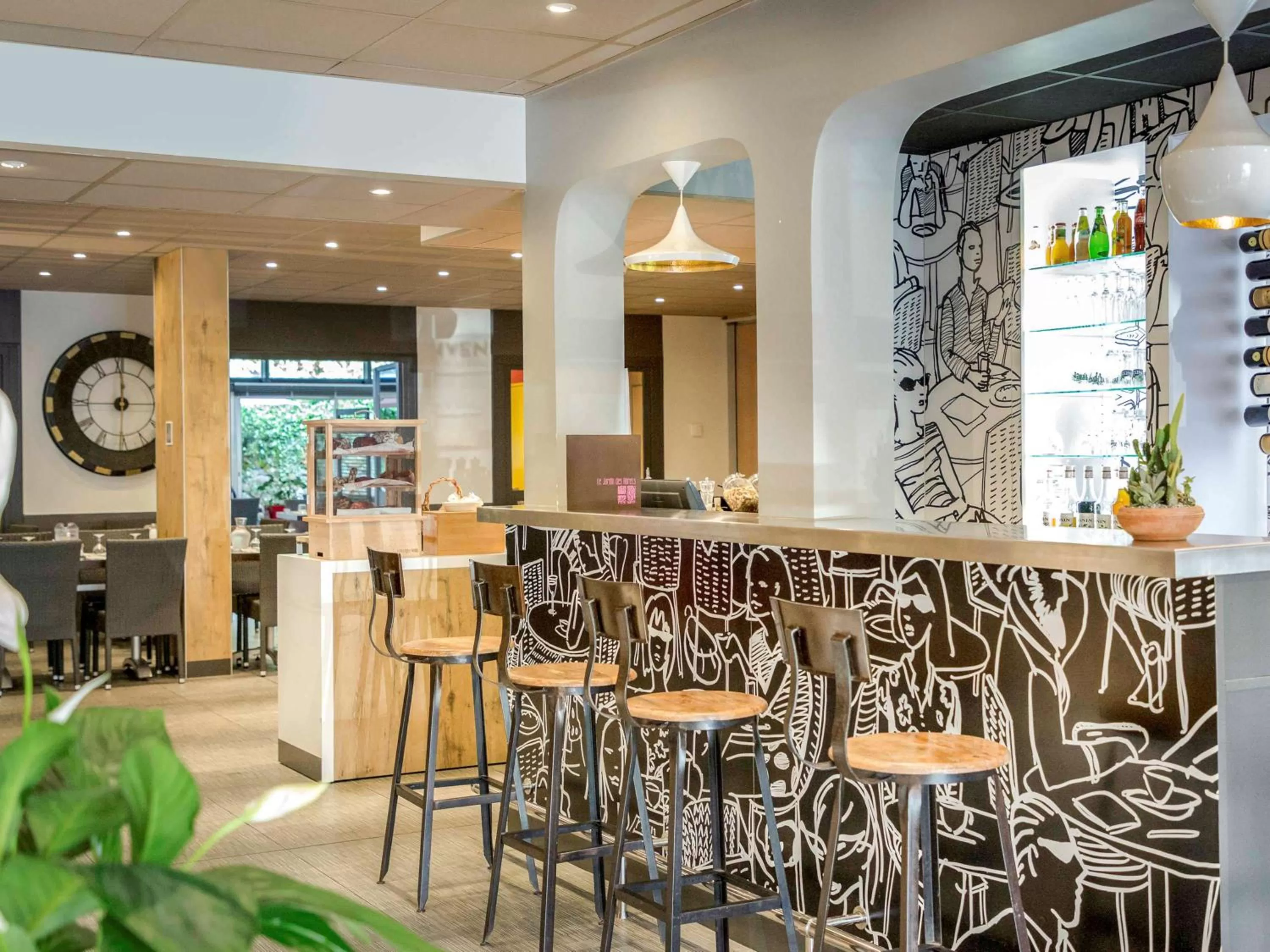 Lounge or bar in ibis Brignoles Provence Verte