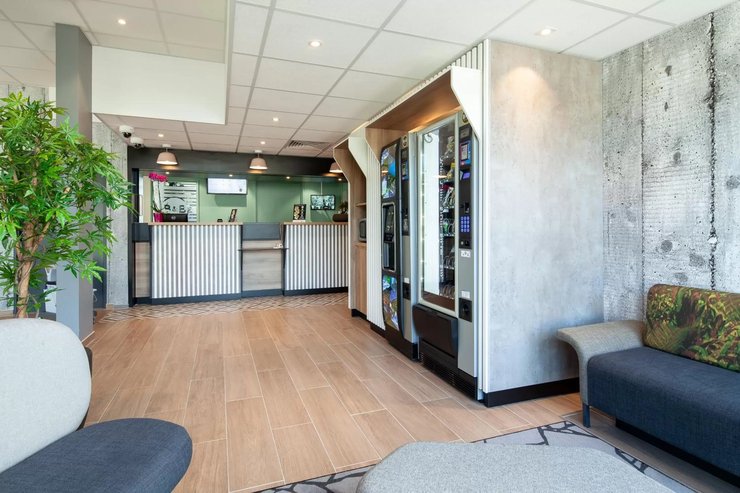 Lobby or reception in B&B HOTEL Igny Palaiseau