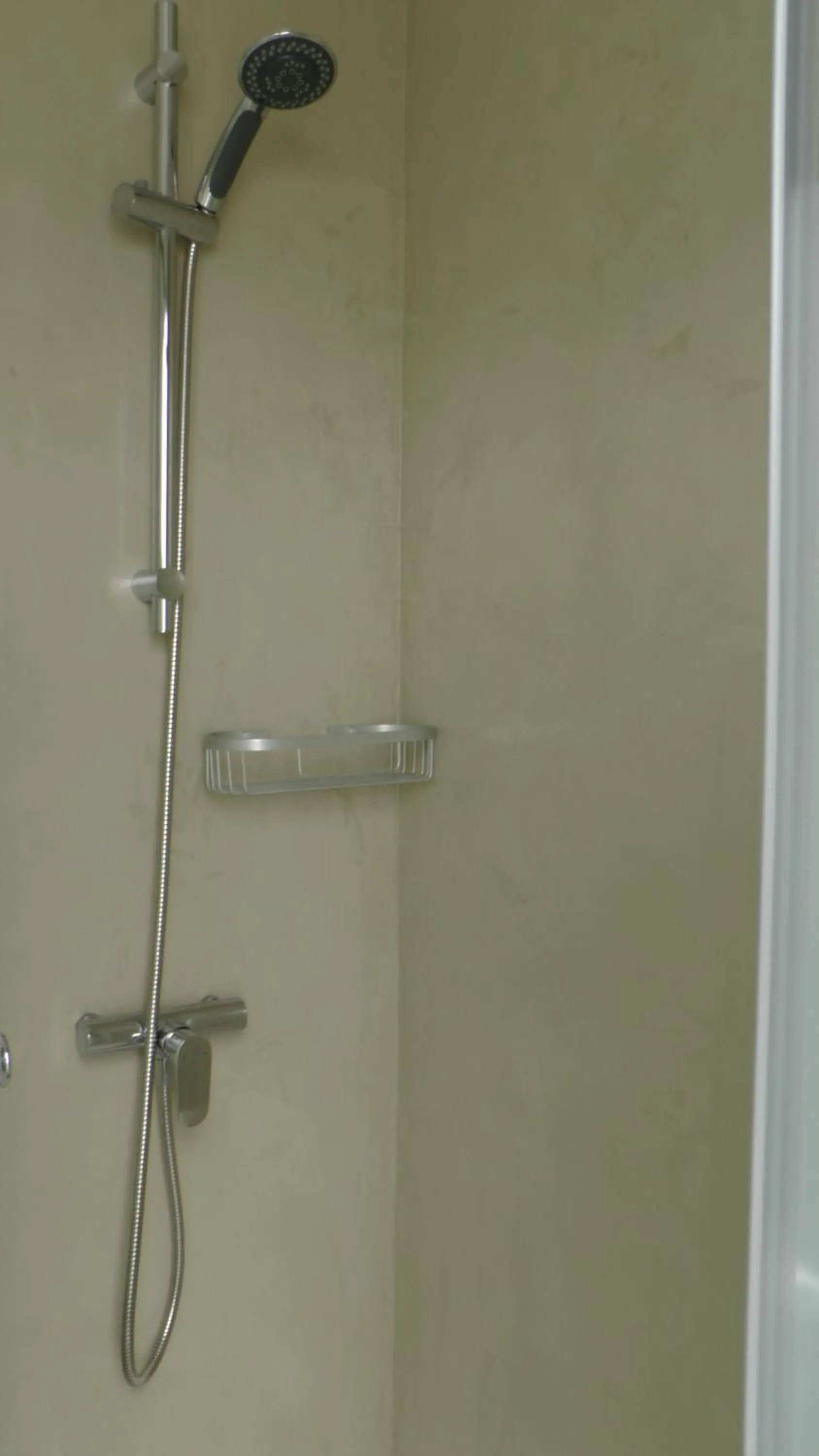 Shower in Hotel De l'Univers