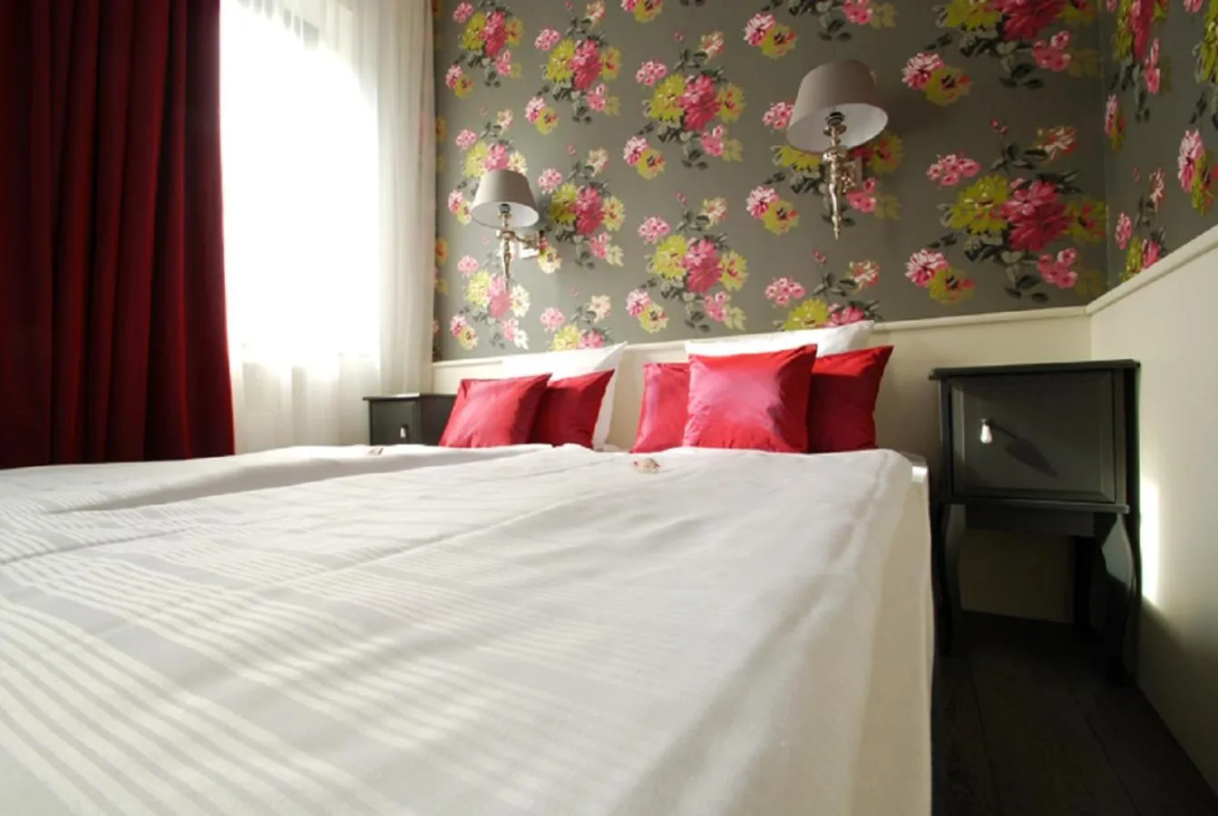 Photo of the whole room, Bed in Hotel Domspitzen