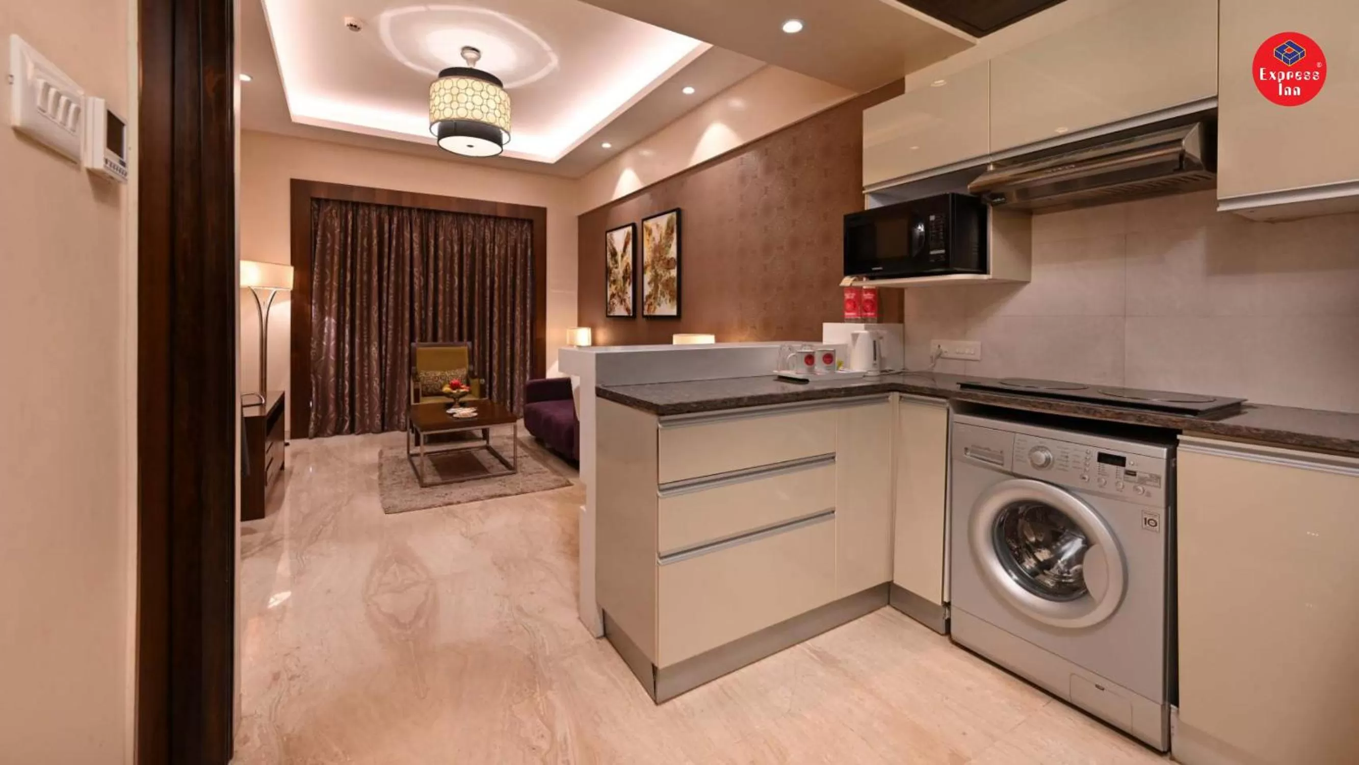 Kitchen or kitchenette in Express Inn The Business Luxury Hotel