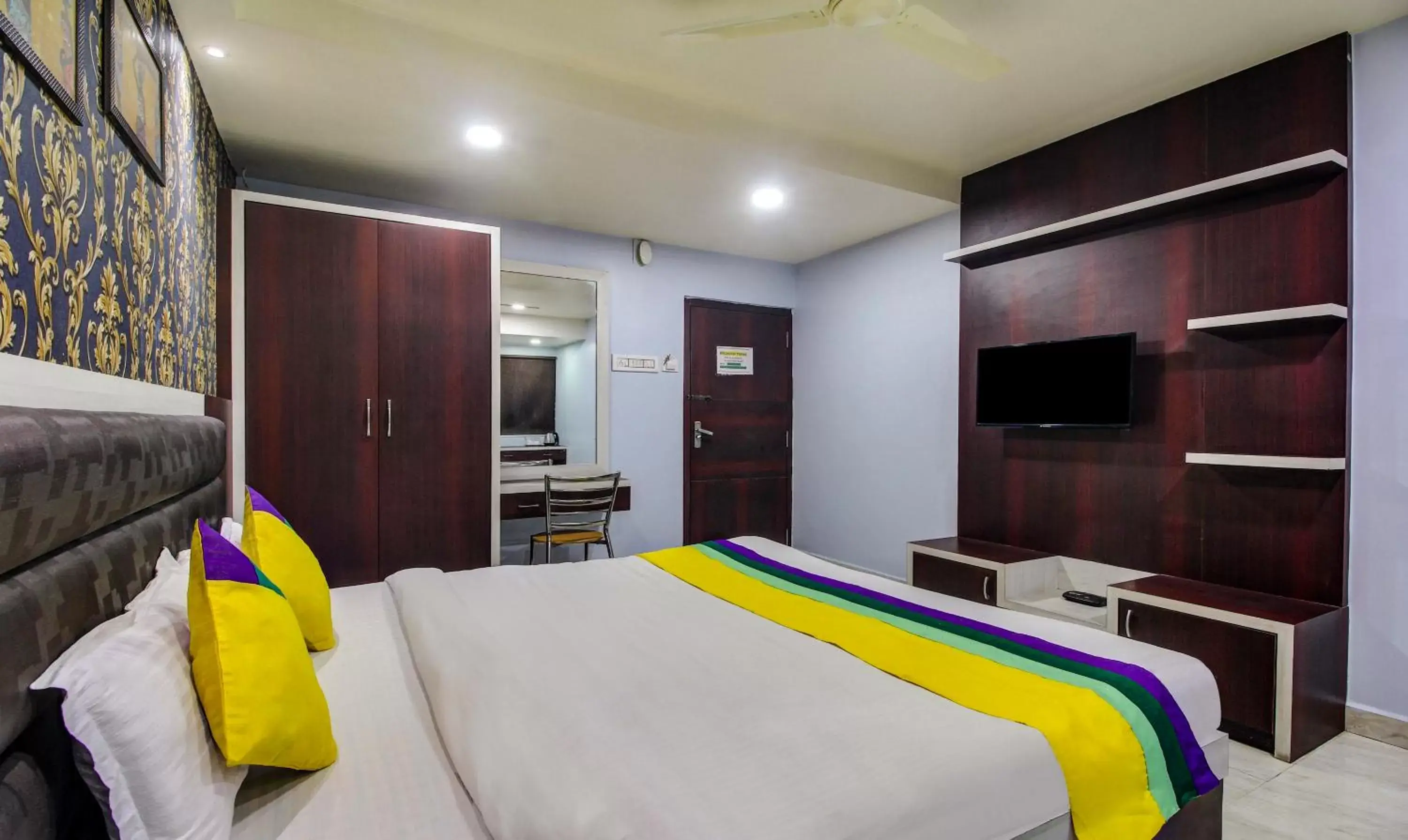 Standard Double Room - single occupancy in Itsy By Treebo - Golden Fiesta Standard Double Room - single occupancy in Itsy By Treebo - Golden Fiesta