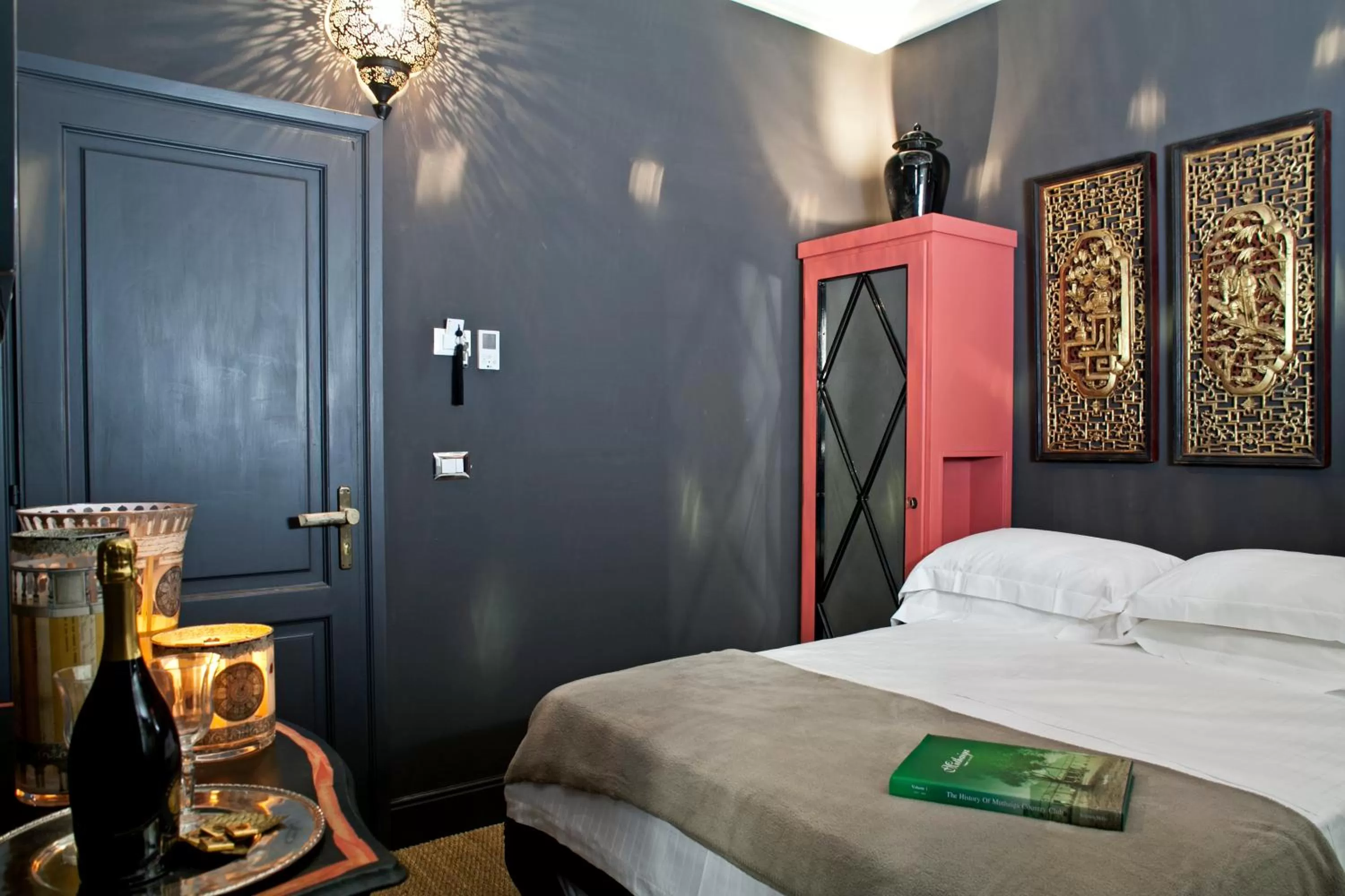 Photo of the whole room, Bed in Porcellino Gallery Art Boutique BB