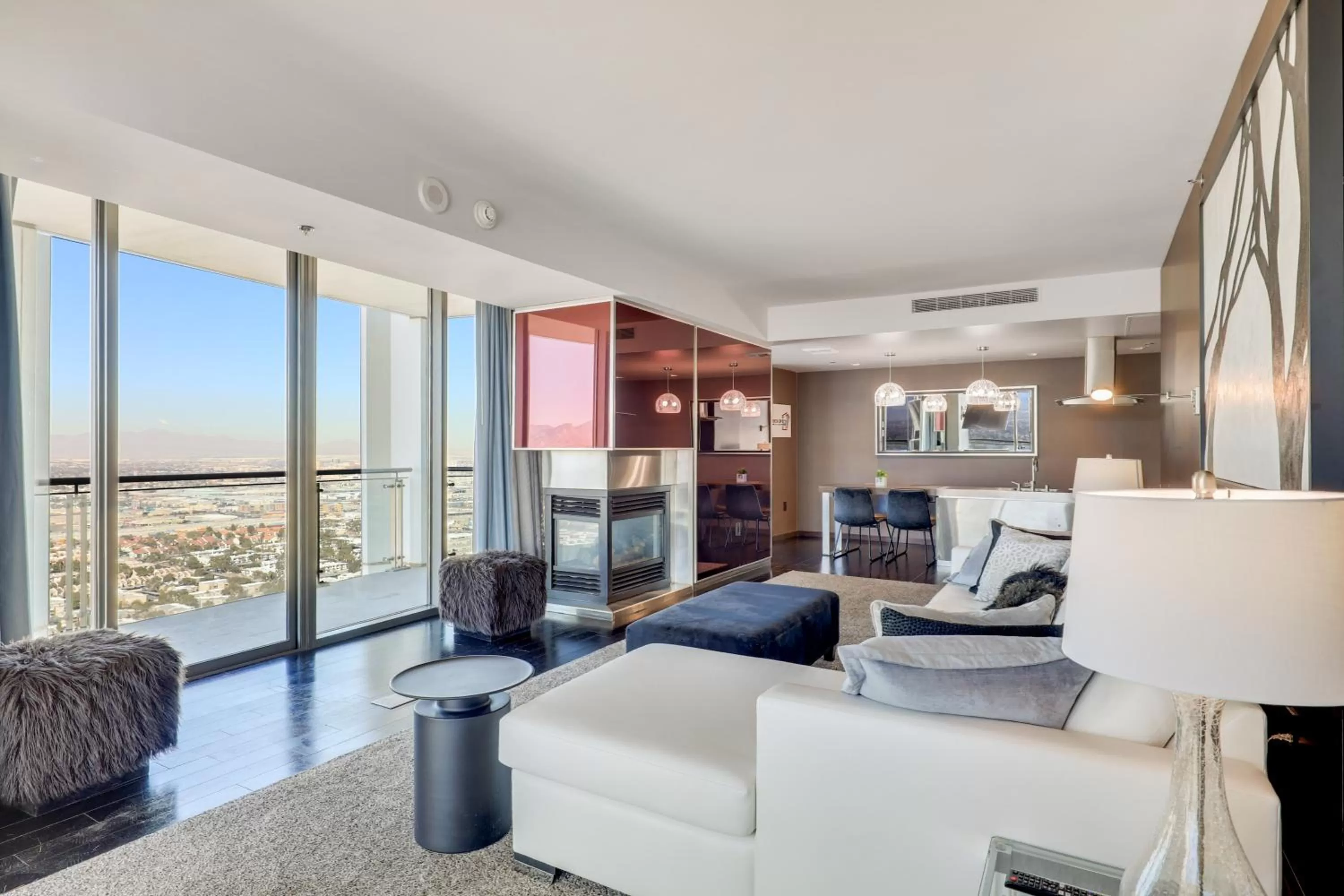 Communal lounge/ TV room in Vegas Palms HIGH 52nd fl. 1BDR corner penthouse 1220sqft