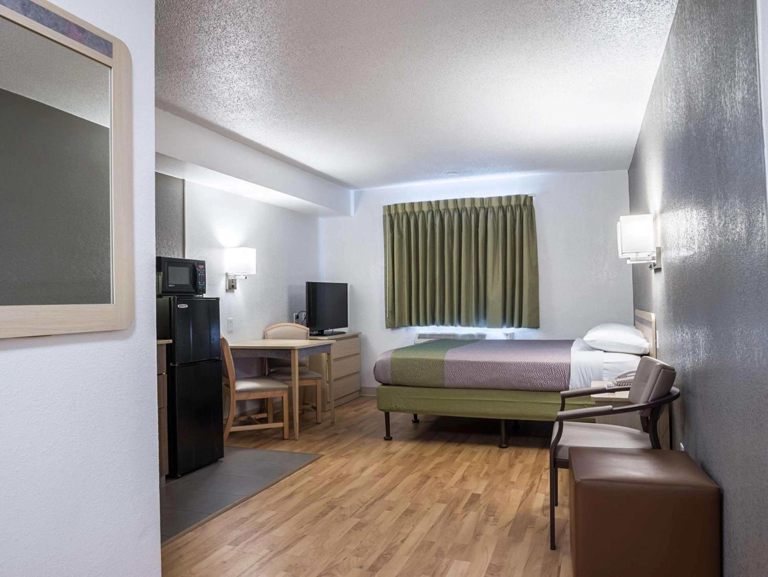 TV and multimedia, Bed in Studio 6-Miamisburg, OH - Dayton