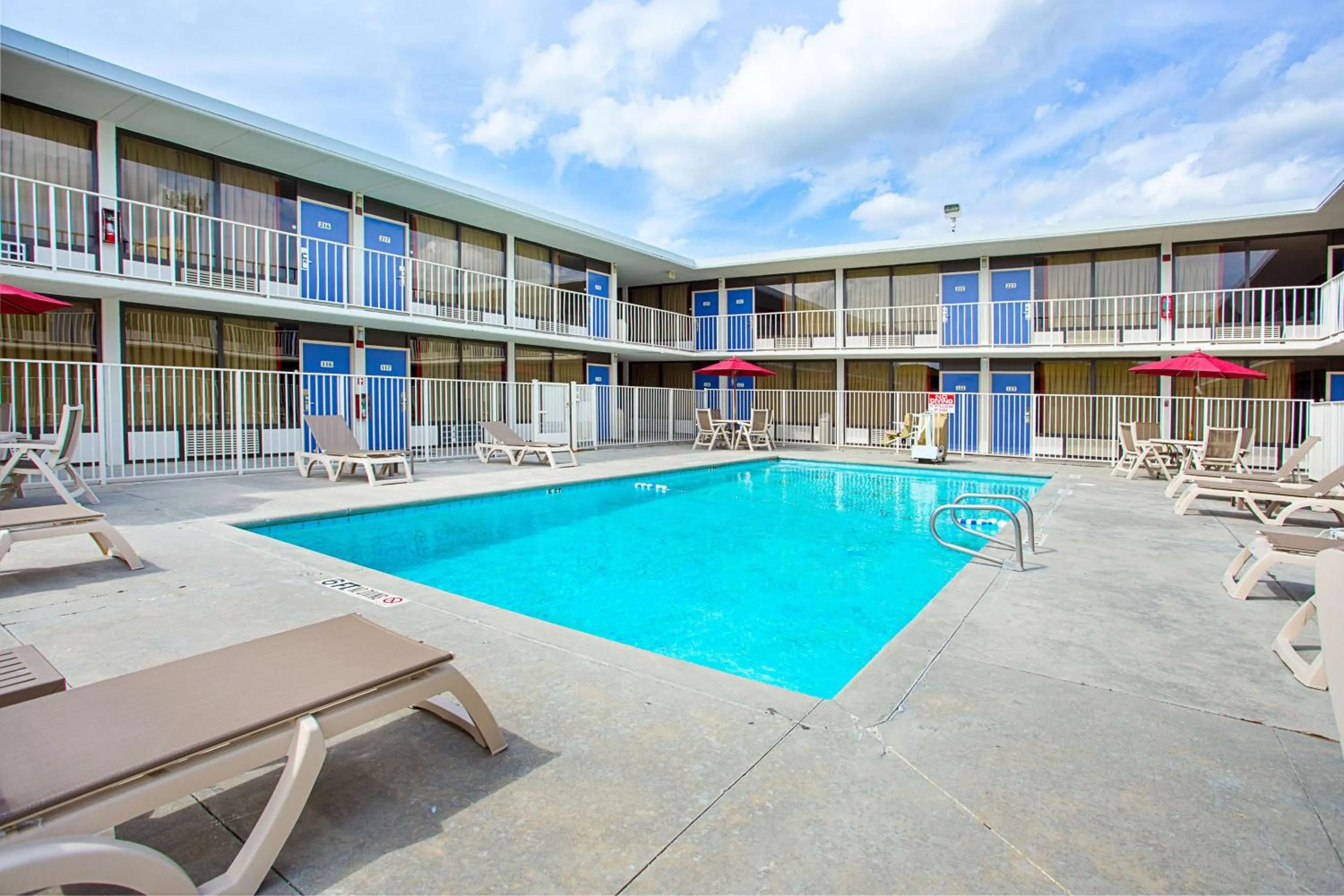 Pool view in Motel 6 Baton Rouge Southeast