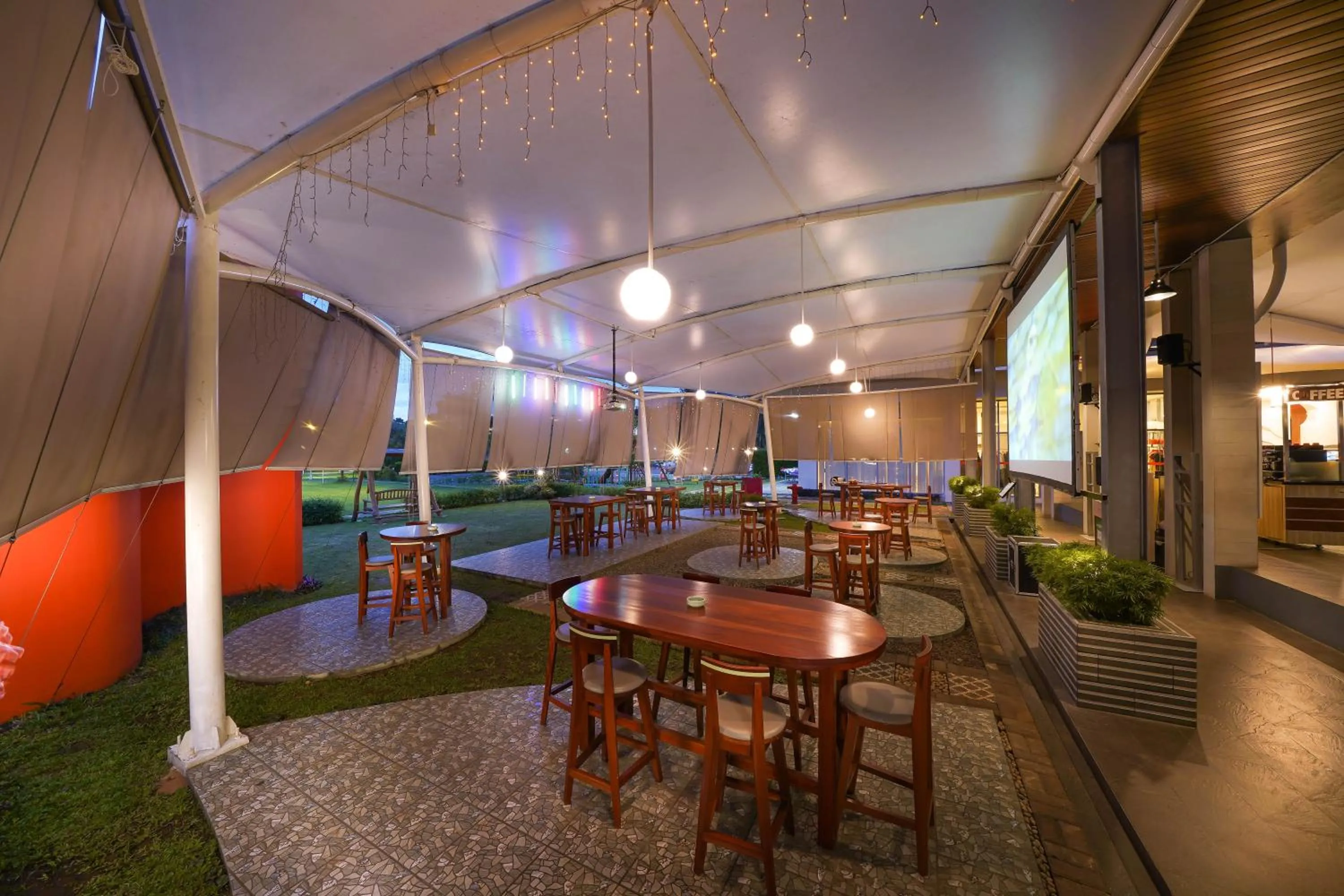 Lounge or bar in HARRIS Hotel Sentul City Bogor