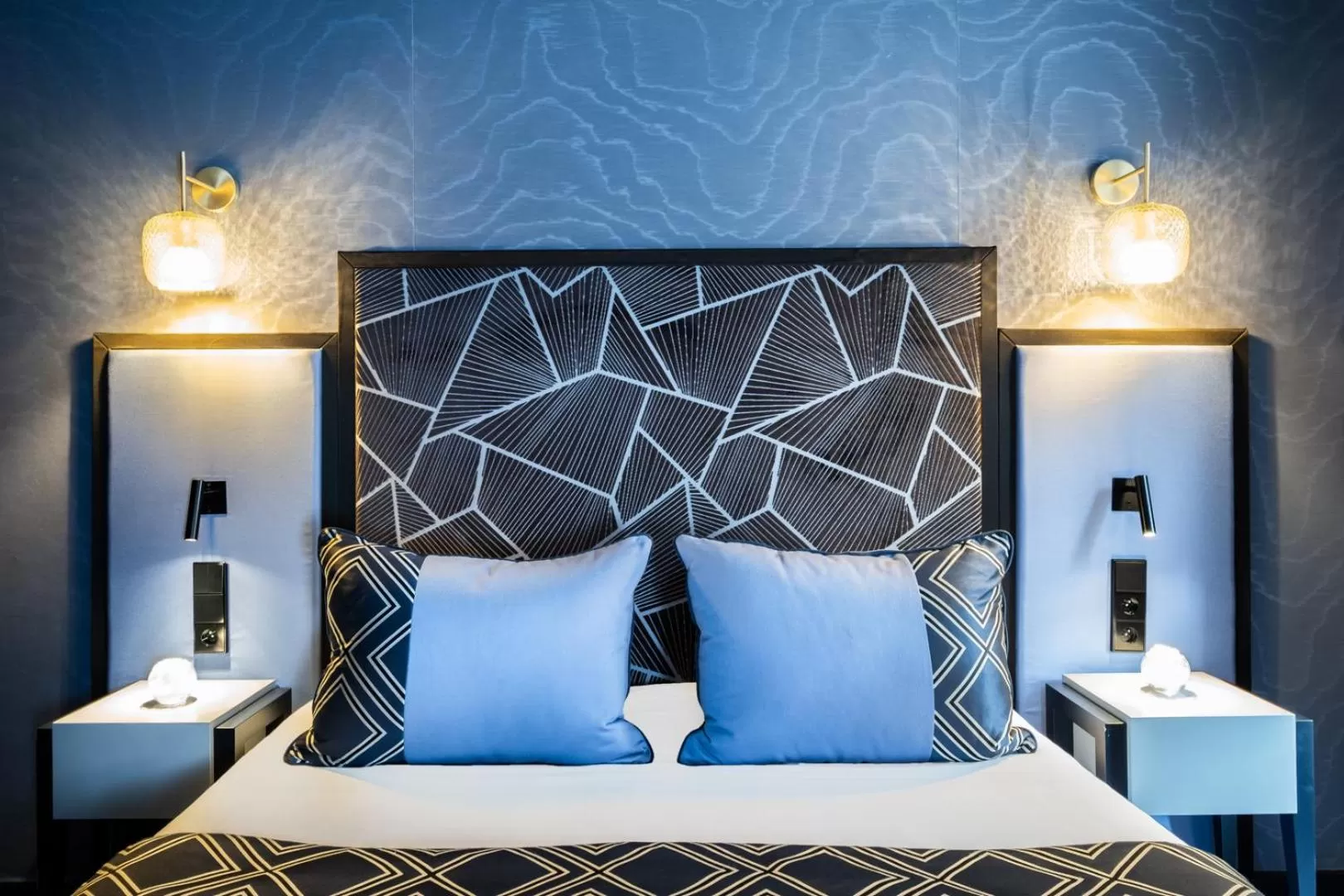 Photo of the whole room, Bed in Hôtel le Derby Alma by Inwood Hotels