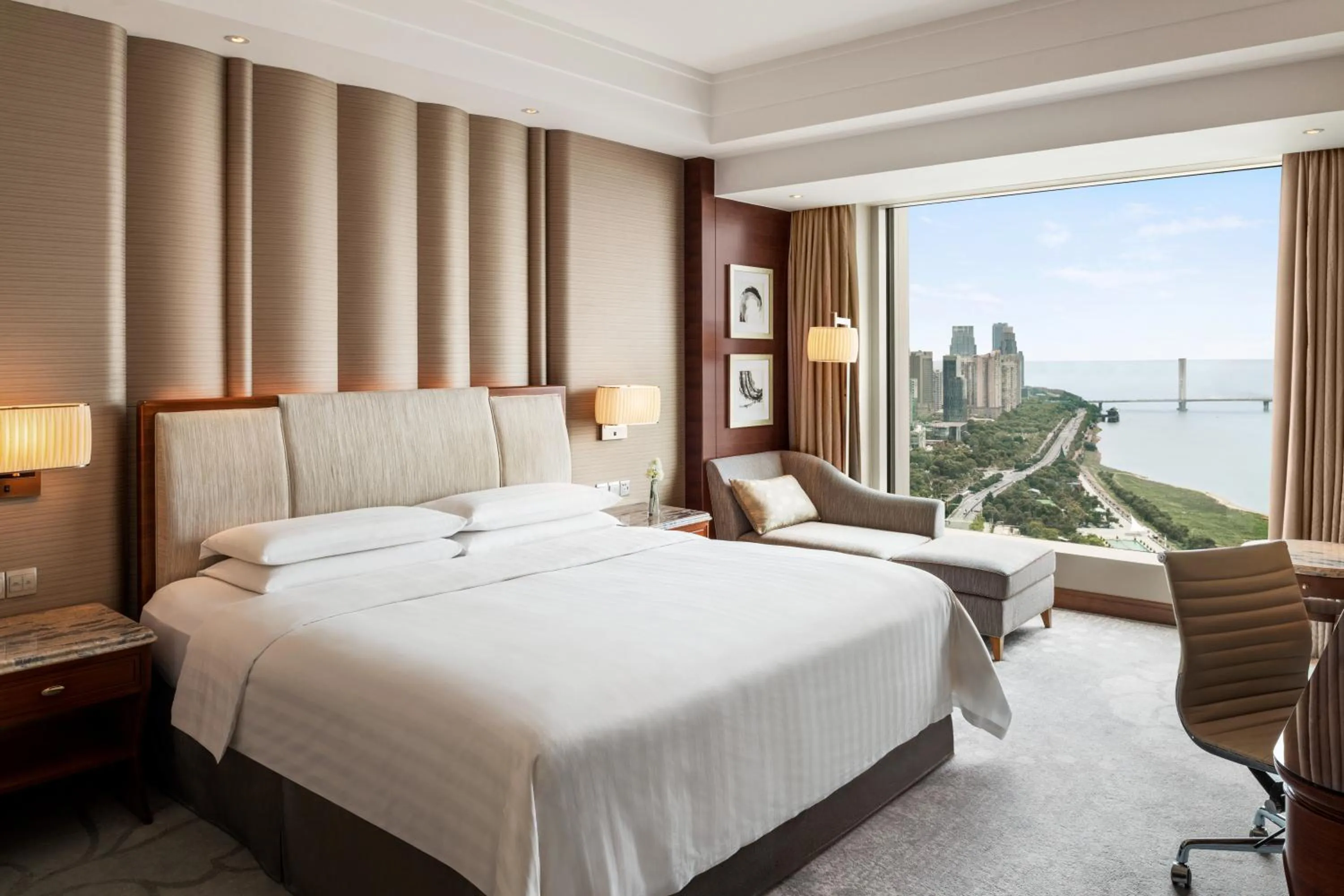 Photo of the whole room, Bed in Shangri-La Nanchang丨All room offer river views Just one stop from the Pavilion of Prince Teng