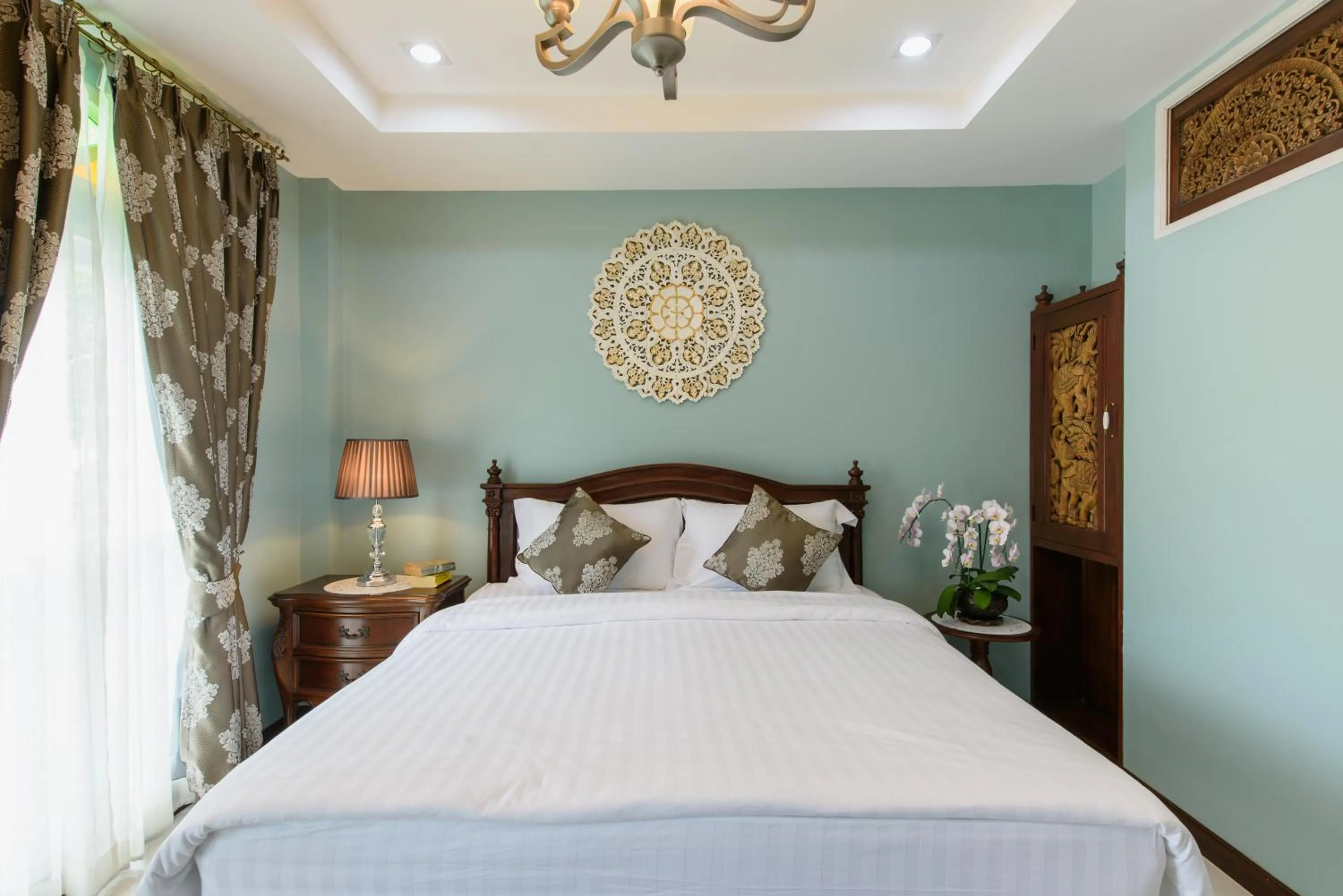 Bed in The Velvet Orchid