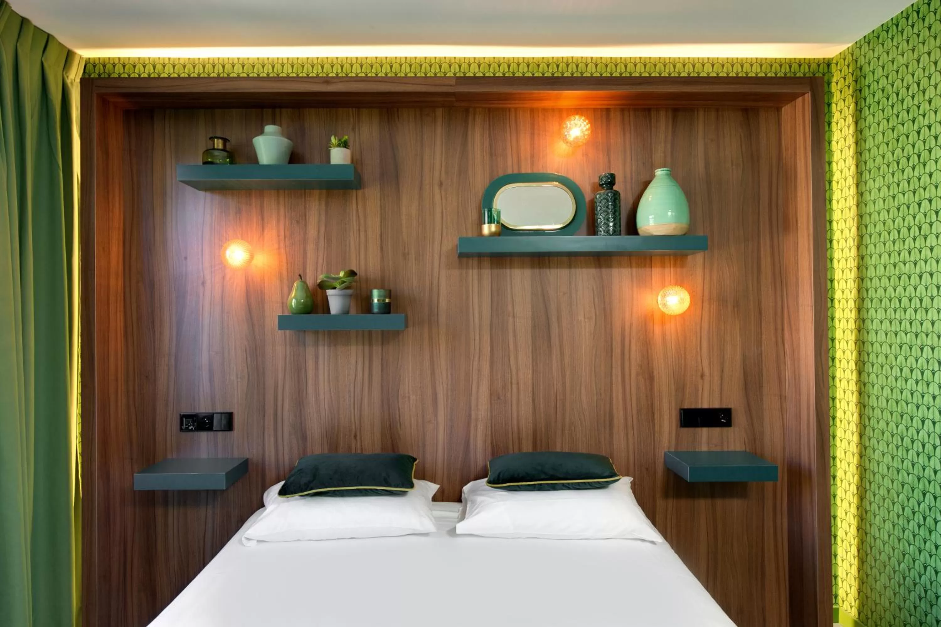 Photo of the whole room, Bed in Hôtel Montmorency & Spa