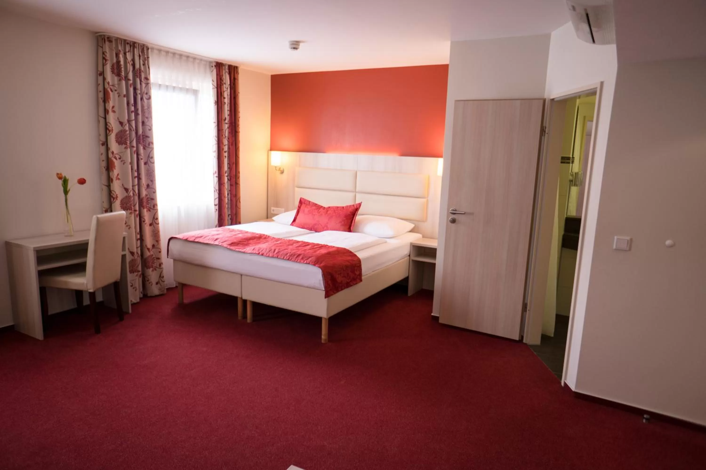 Photo of the whole room, Bed in Hotel Rödelheimer Hof - Am Wasserturm