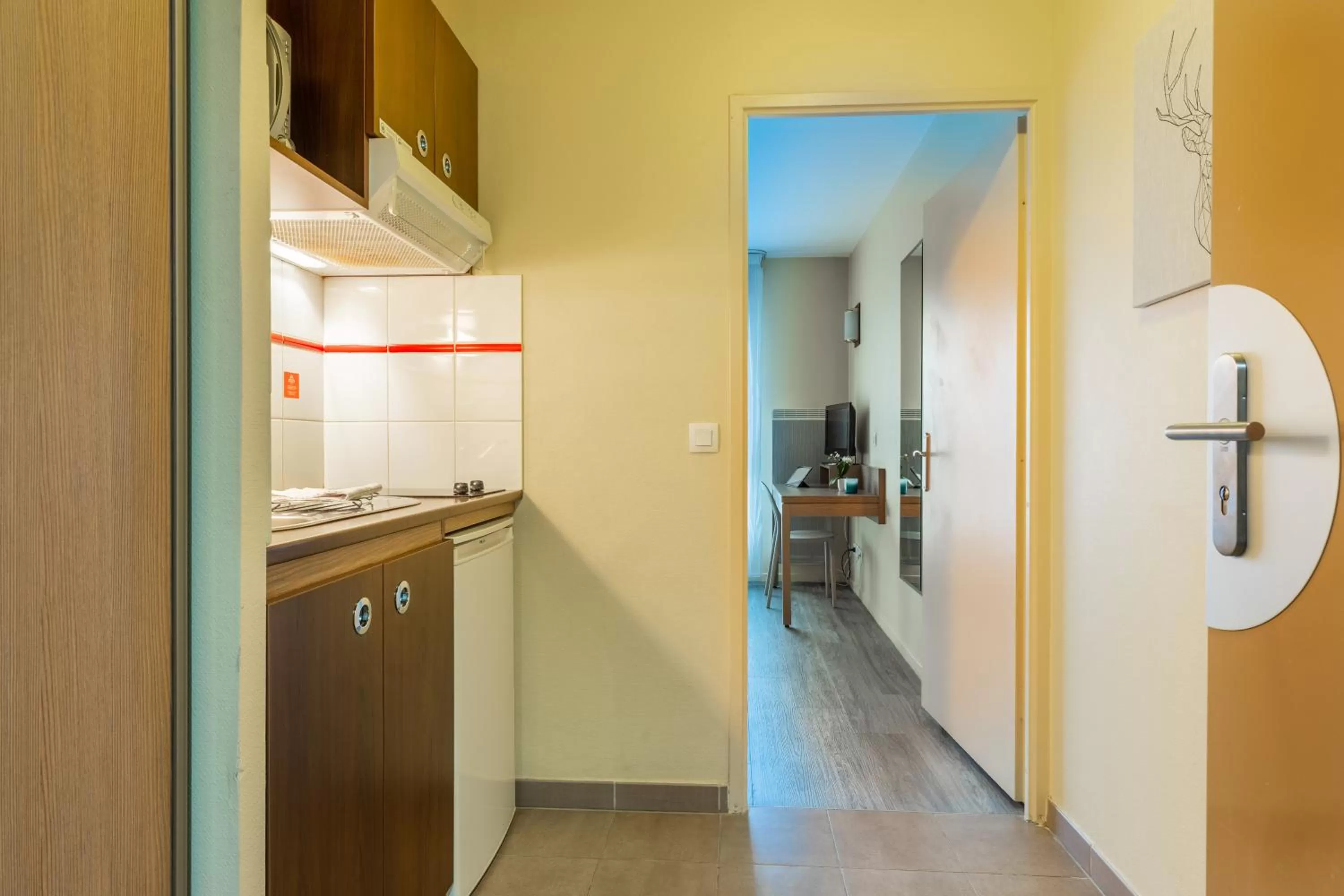 Kitchen or kitchenette in Zenitude Hôtel-Résidences Magny-les-Hameaux