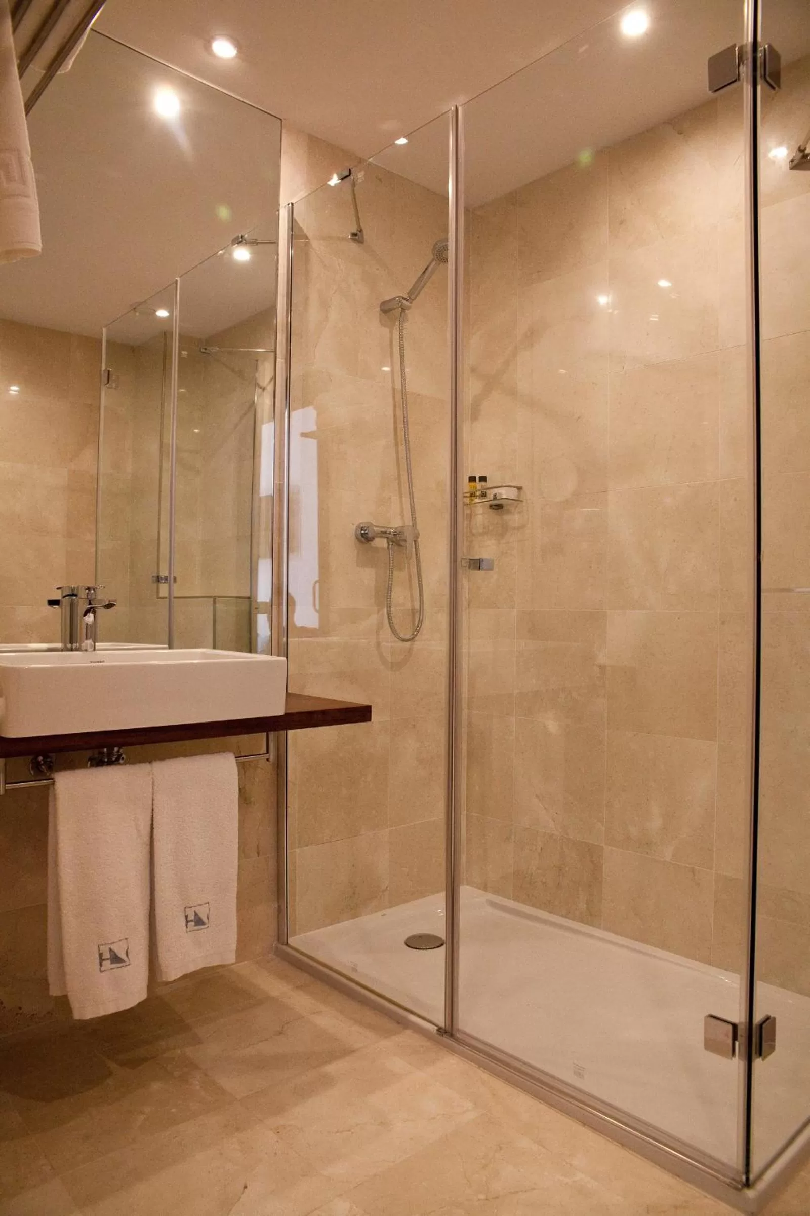 Bathroom in May Ramblas Hotel