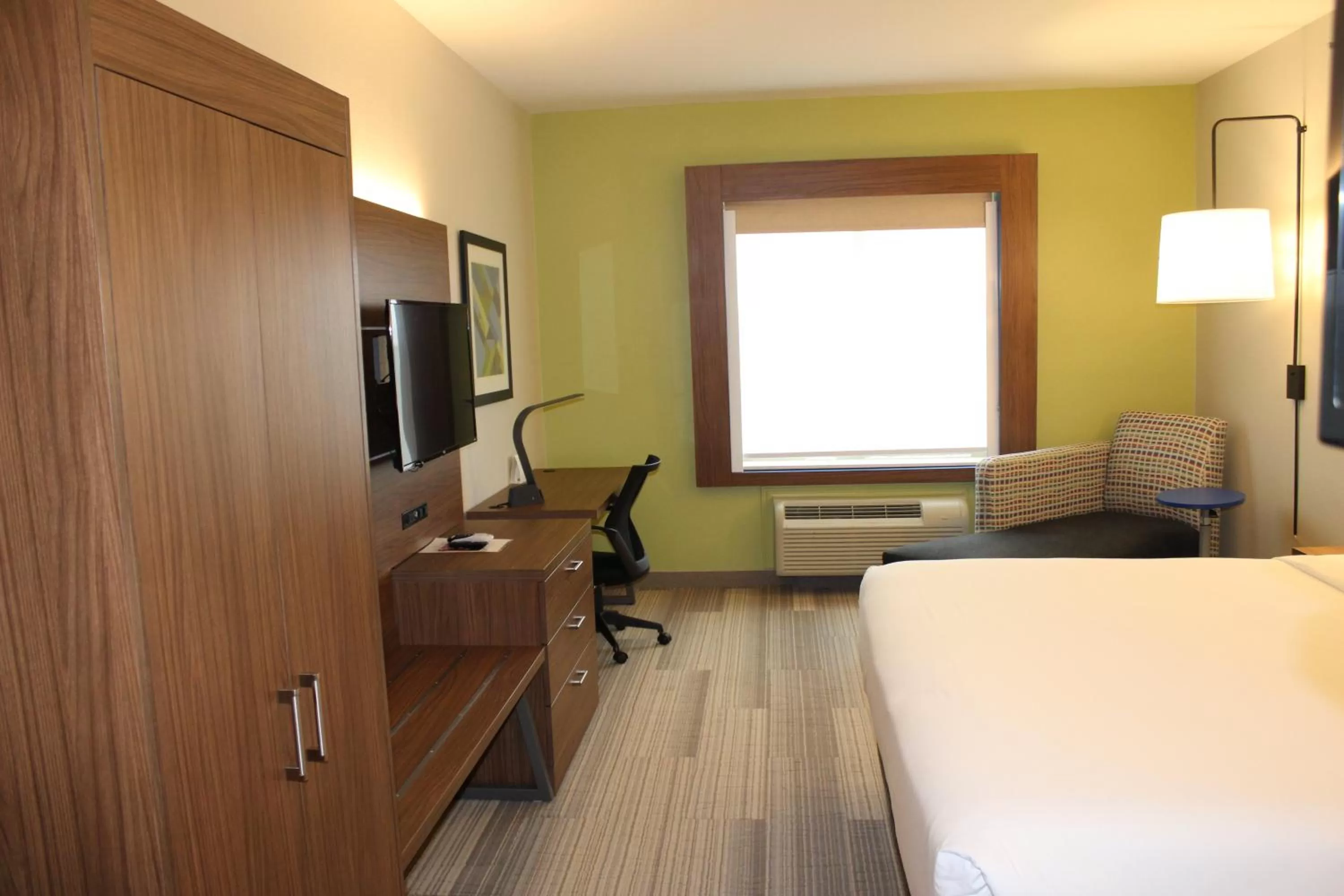 Photo of the whole room, Bed in Holiday Inn Express Hotel & Suites Mansfield by IHG