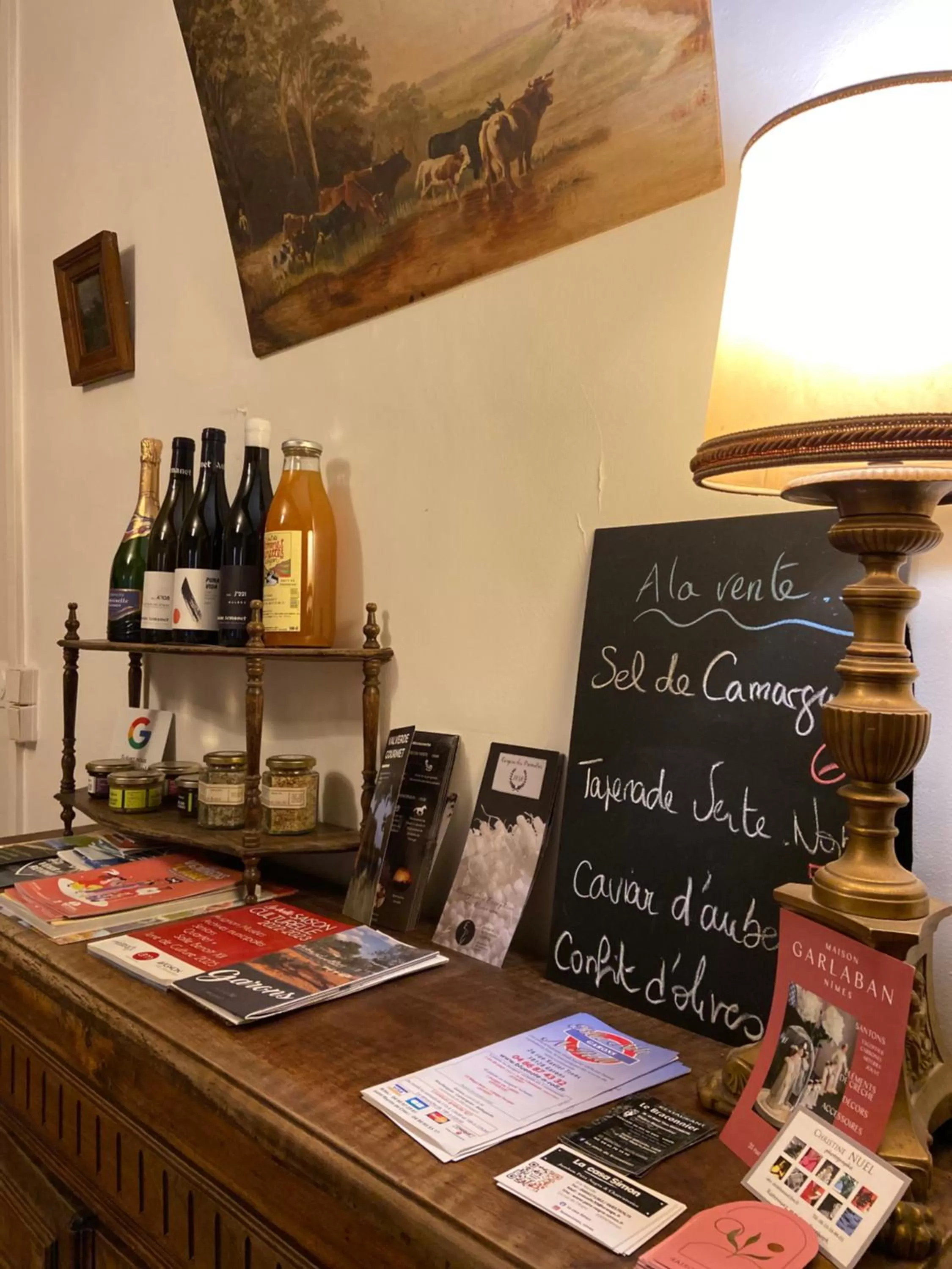 Food and drinks in Maison 1823 - Suites de charme à Garons