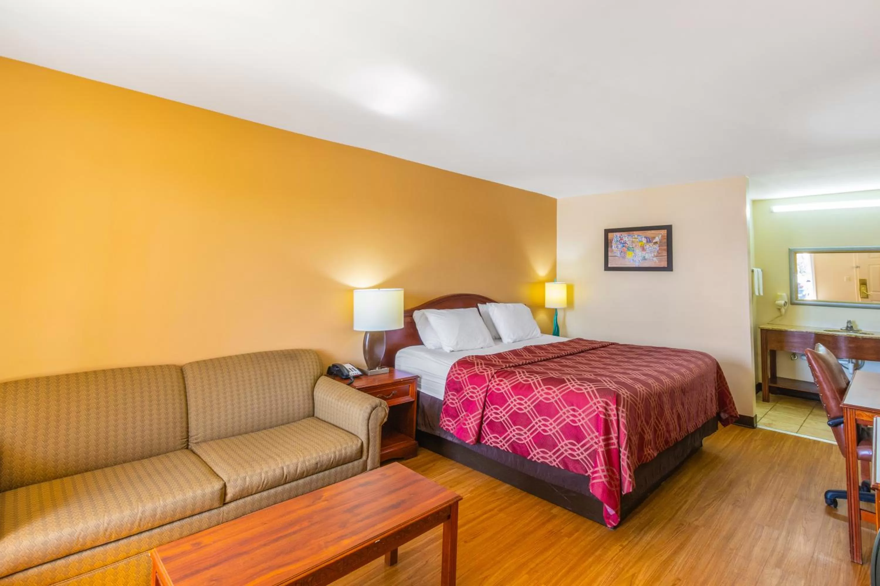 Photo of the whole room, Bed in Econo Lodge Gaffney