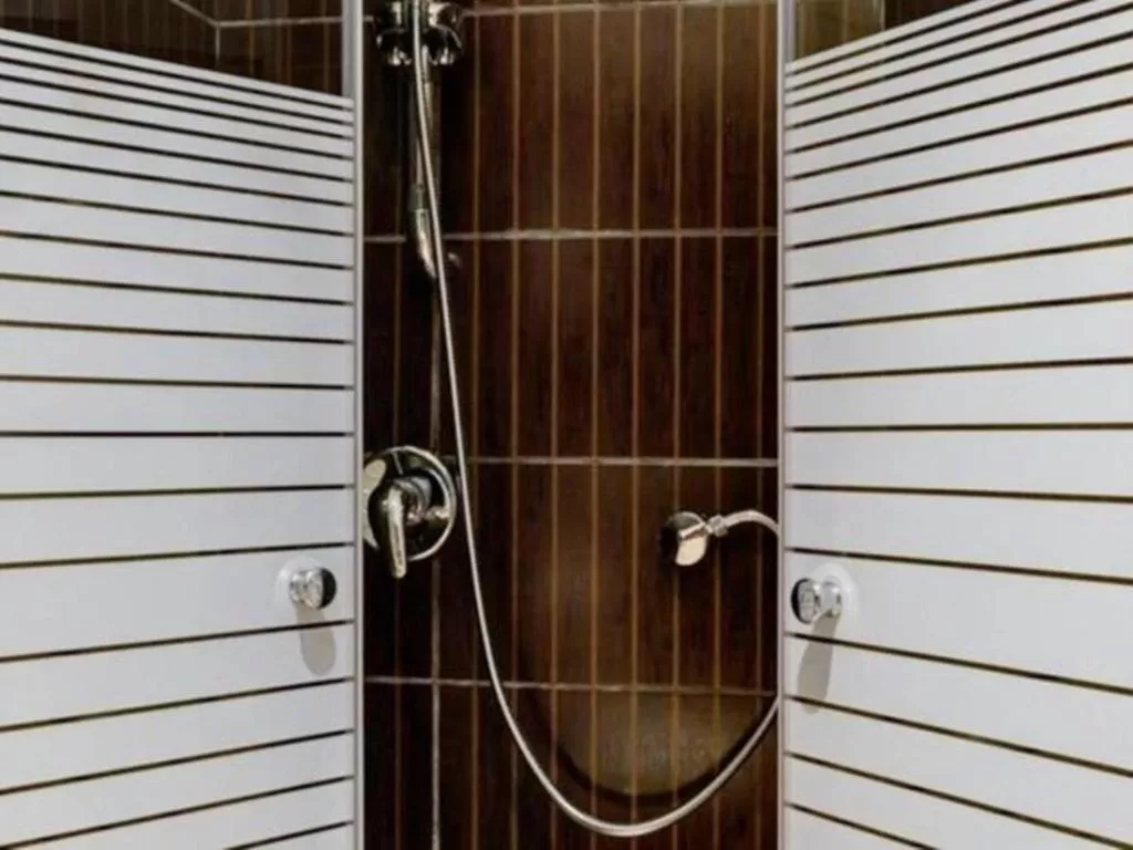 Shower in Central Laguardia Hotel