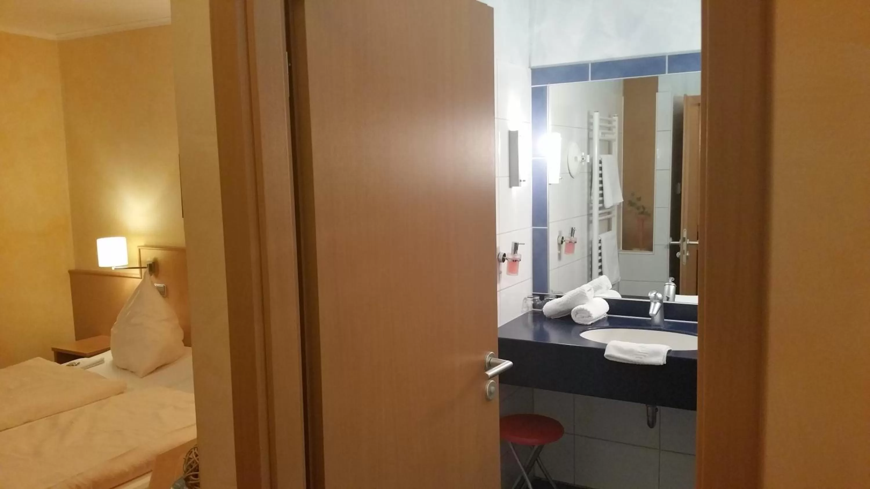 Toilet, Bed in Hotel-Restaurant Fröhlich