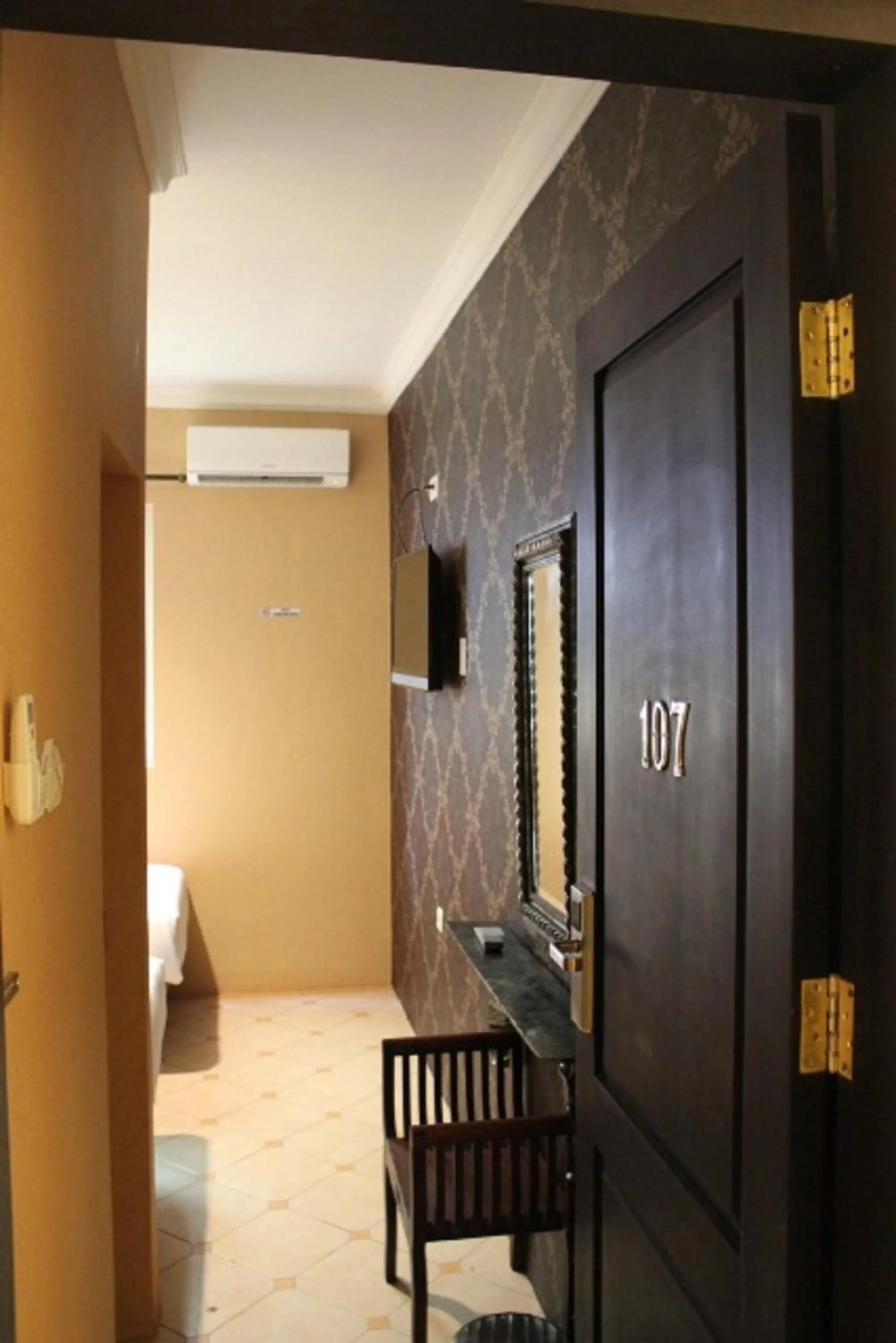 Decorative detail in Twins Hotel