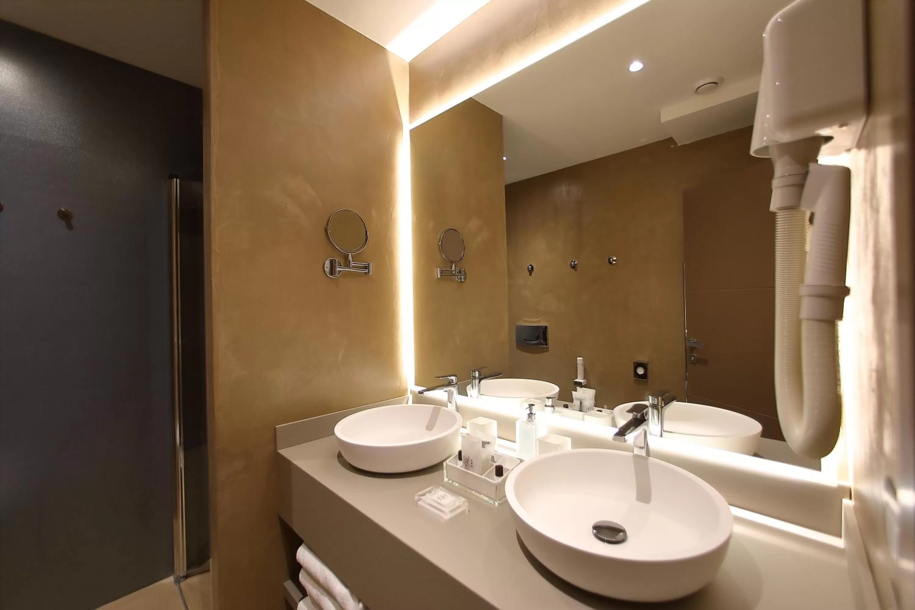 Bathroom in Hotel Bell'arrivo by Dori