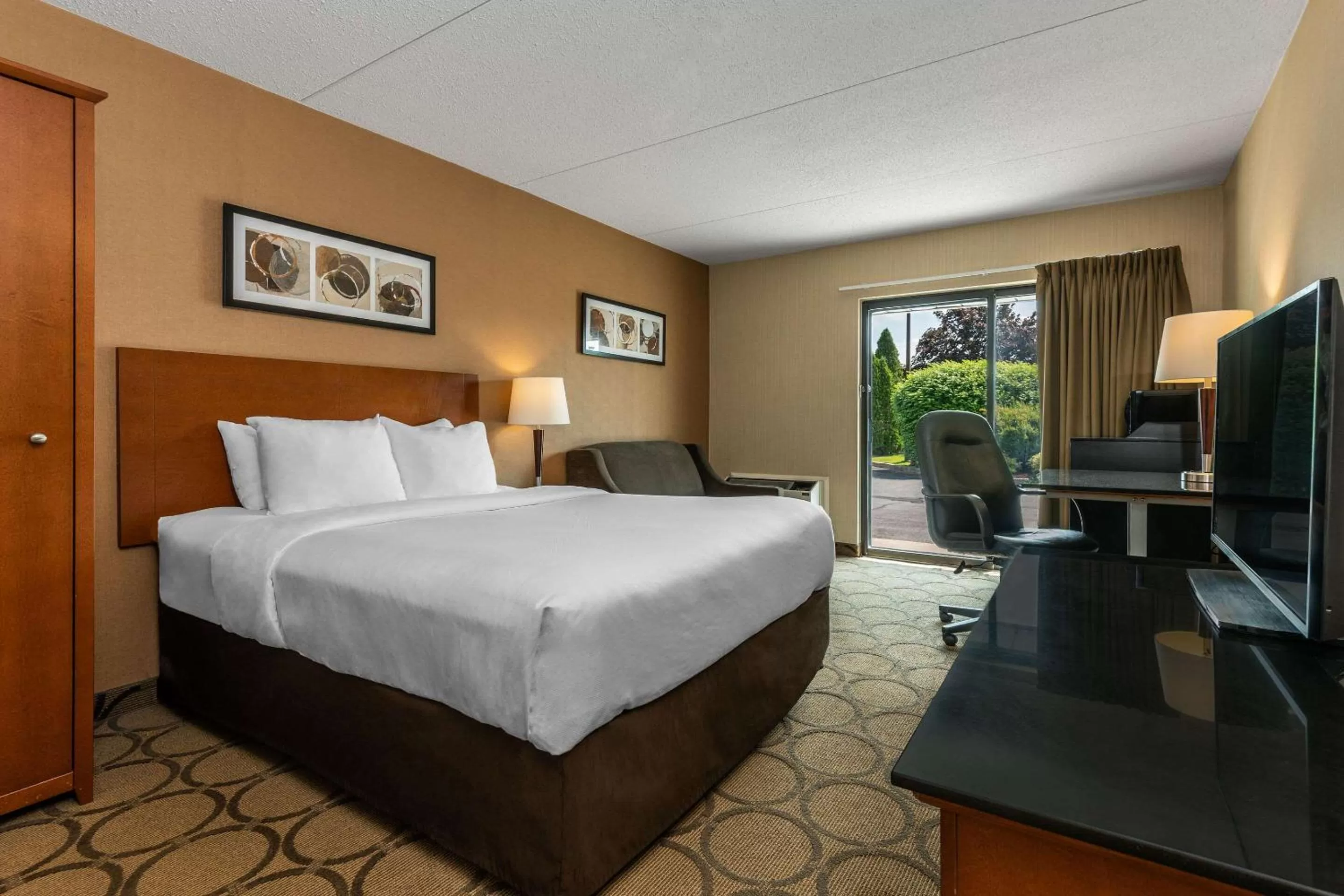 Queen Room -Ground Floor in Comfort Inn Hwy 401