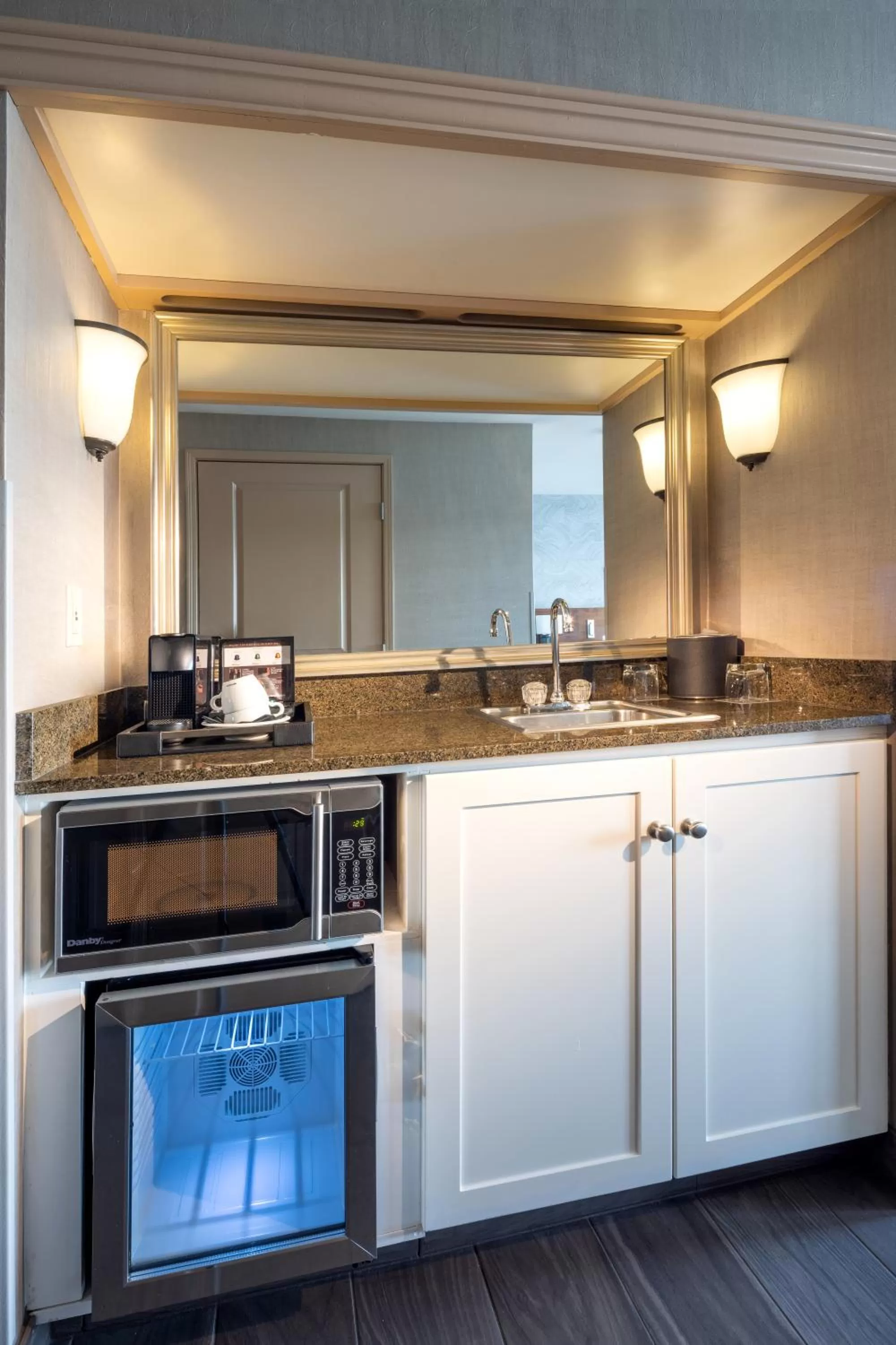 Kitchen or kitchenette in Silver Cloud Hotel Tacoma Waterfront